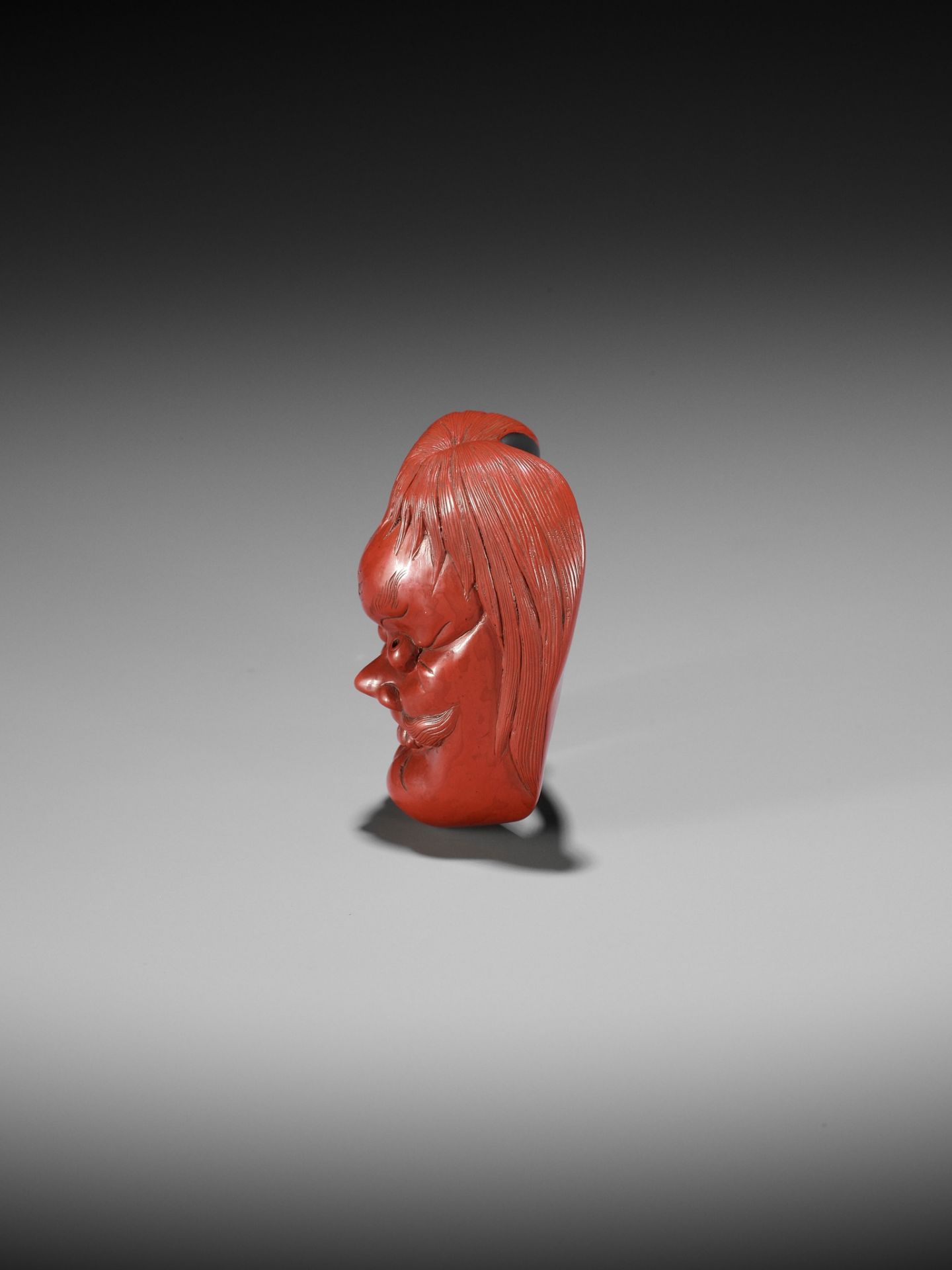 HOKEI: A MASTERFUL TSUISHU (RED LACQUER) MASK NETSUKE OF A SHOJO - Bild 7 aus 13