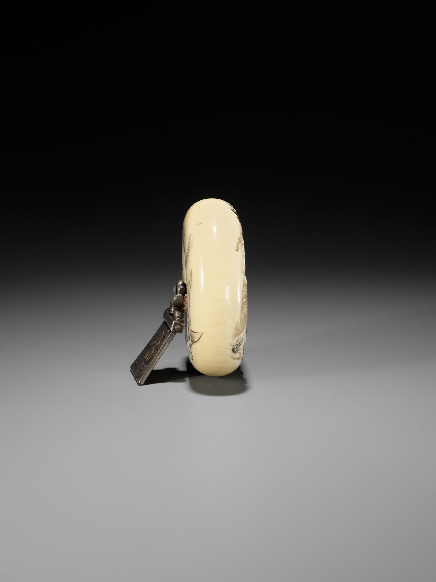 KIKUGAWA: A LARGE IVORY MANJU NETSUKE WITH OTSU-E MOTIF - Bild 9 aus 13