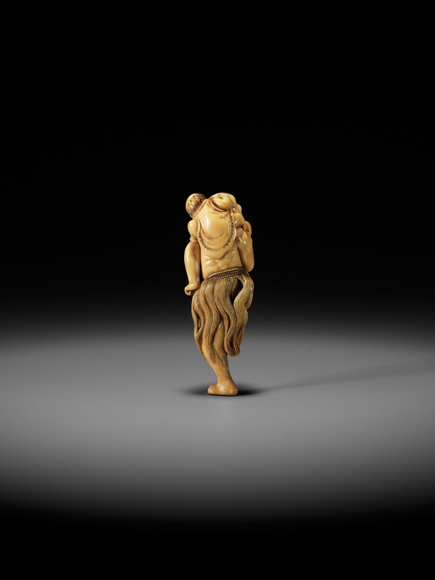 A SUPERB IVORY NETSUKE OF A FISHERMAN CARRYING A BOY, ATTRIBUTED TO GECHU - Image 3 of 12