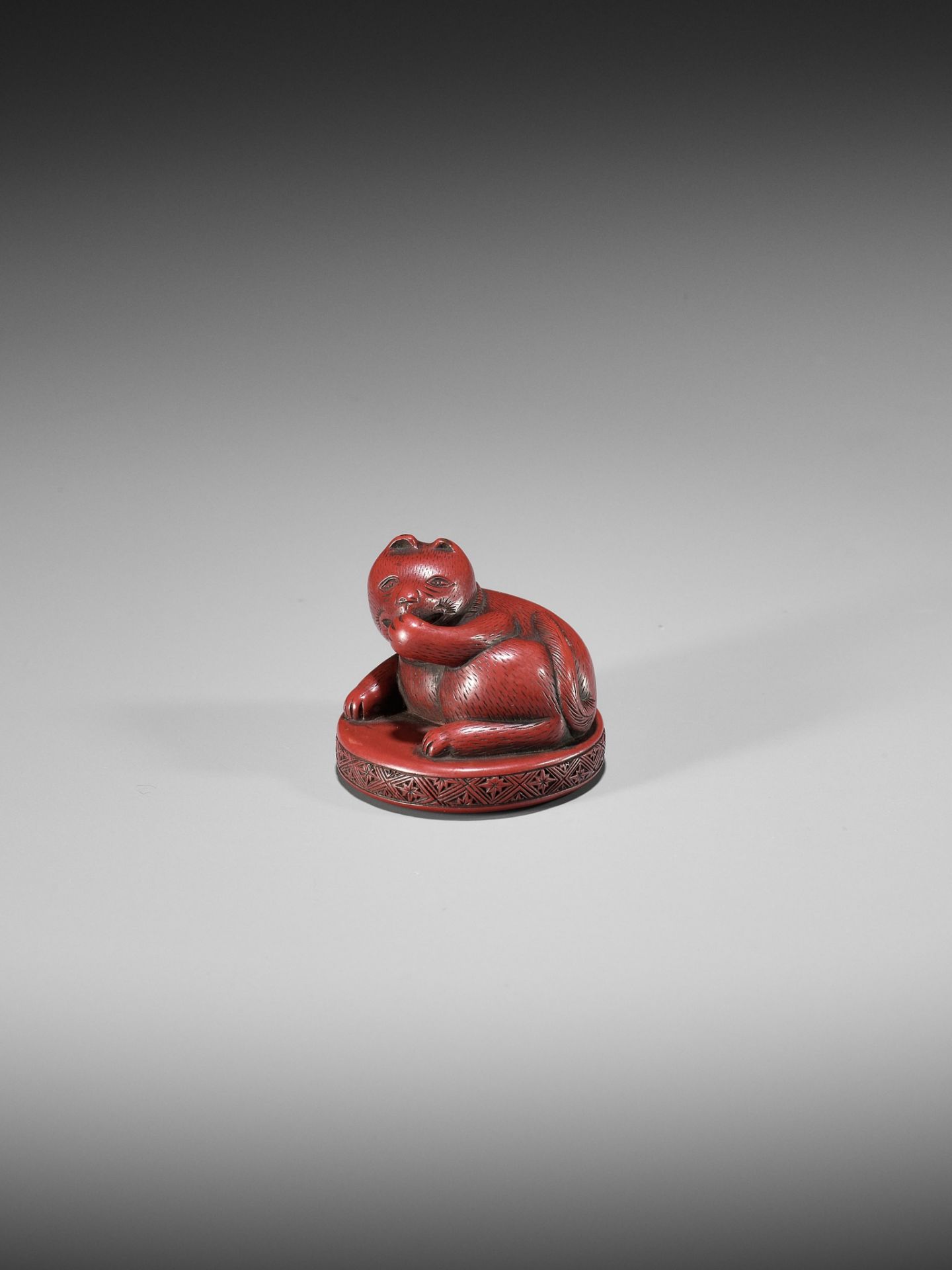 A RARE TSUISHU LACQUER NETSUKE OF A CAT - Bild 2 aus 8