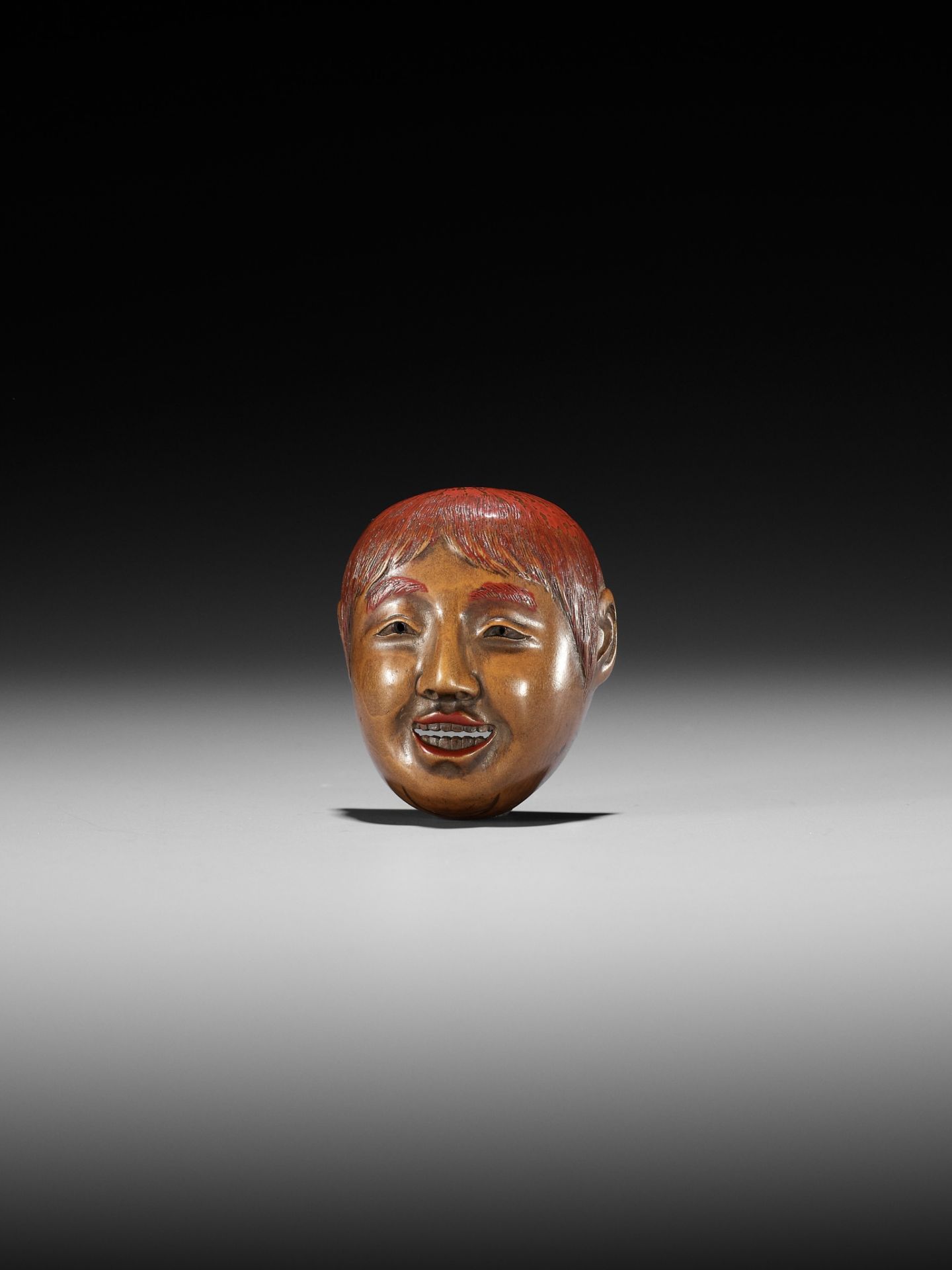 HO RAKUMIN: A WOOD AND LACQUER MASK NETSUKE OF A SHOJO - Bild 9 aus 11