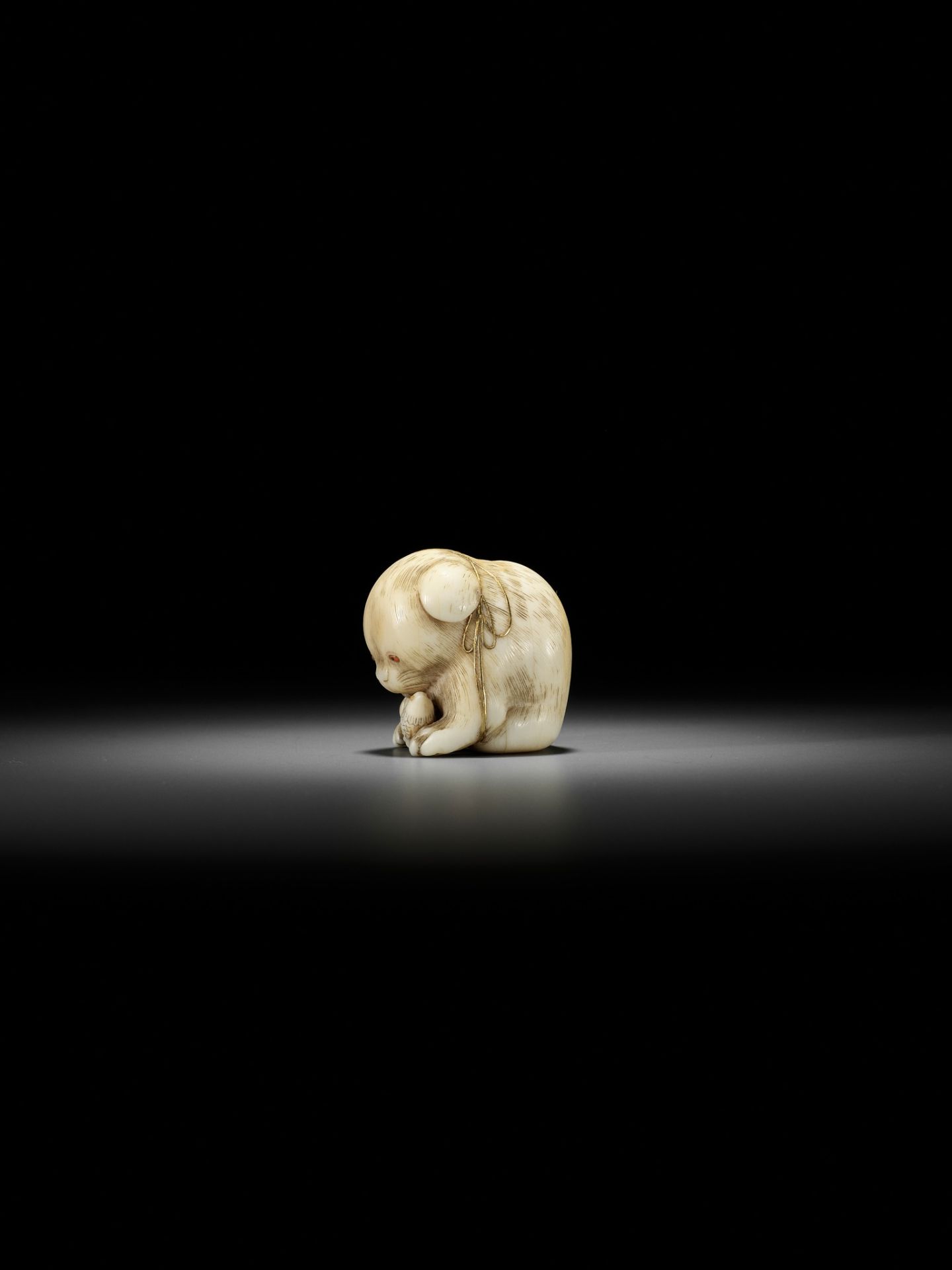 KAIGYOKUSAI MASATSUGU: A SUPERB IVORY NETSUKE OF A PUPPY WITH TOY BIRD - Bild 3 aus 16