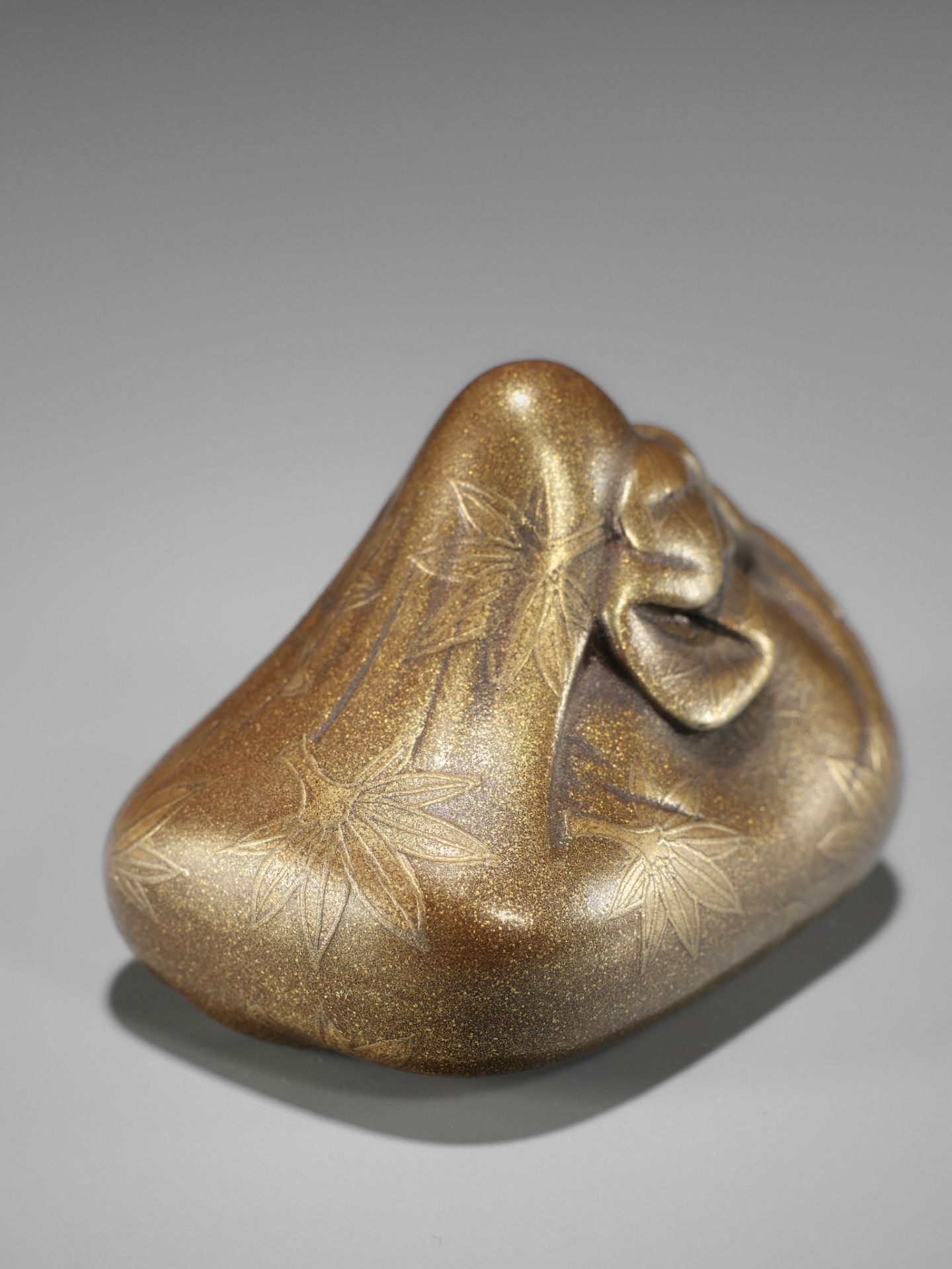 AN EXCEPTIONAL LACQUER NETSUKE OF A KONOHA TENGU MASK WRAPPED IN A FUROSHIKI - Bild 3 aus 11