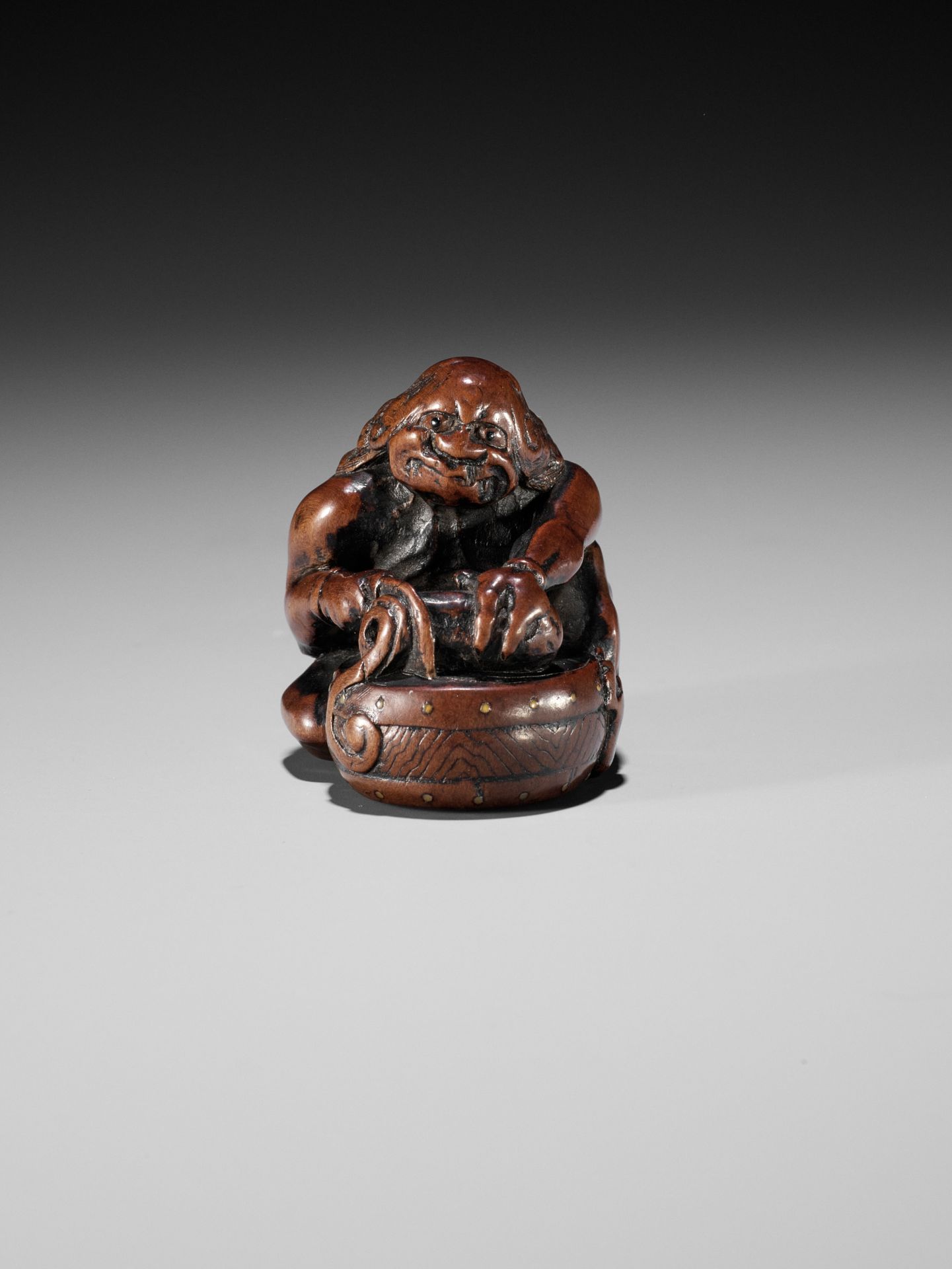 GYOKUMIN: A FINE AND RARE NAGOYA SCHOOL WOOD NETSUKE OF RAIJIN CUTTING A CUCUMBER - Bild 6 aus 17