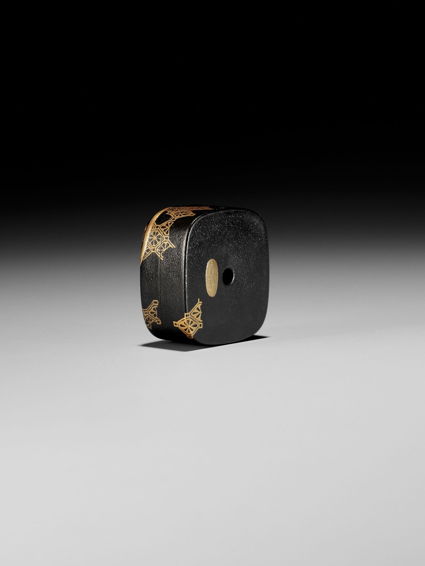 SHIBATA SHINSAI: A FINE AND RARE LACQUER HAKO NETSUKE - Image 14 of 15