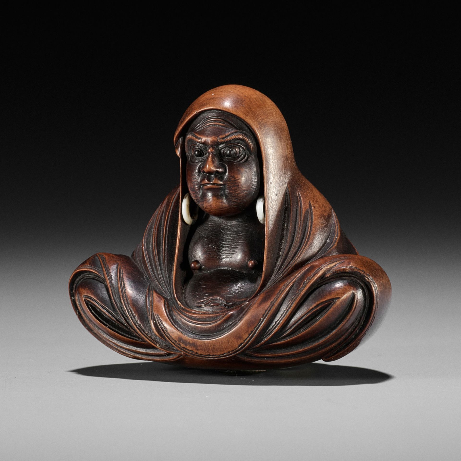 SHUGETSU SHIZAN: A LARGE WOOD NETSUKE OF DARUMA