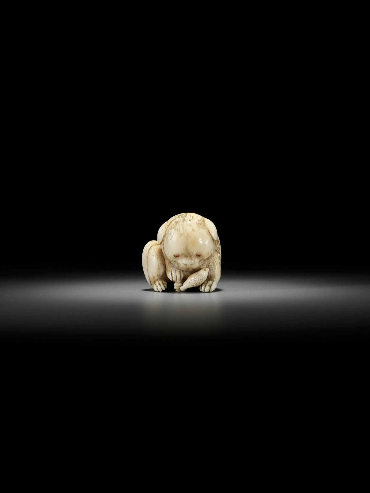 KAIGYOKUSAI MASATSUGU: A SUPERB IVORY NETSUKE OF A PUPPY WITH TOY BIRD - Bild 8 aus 16