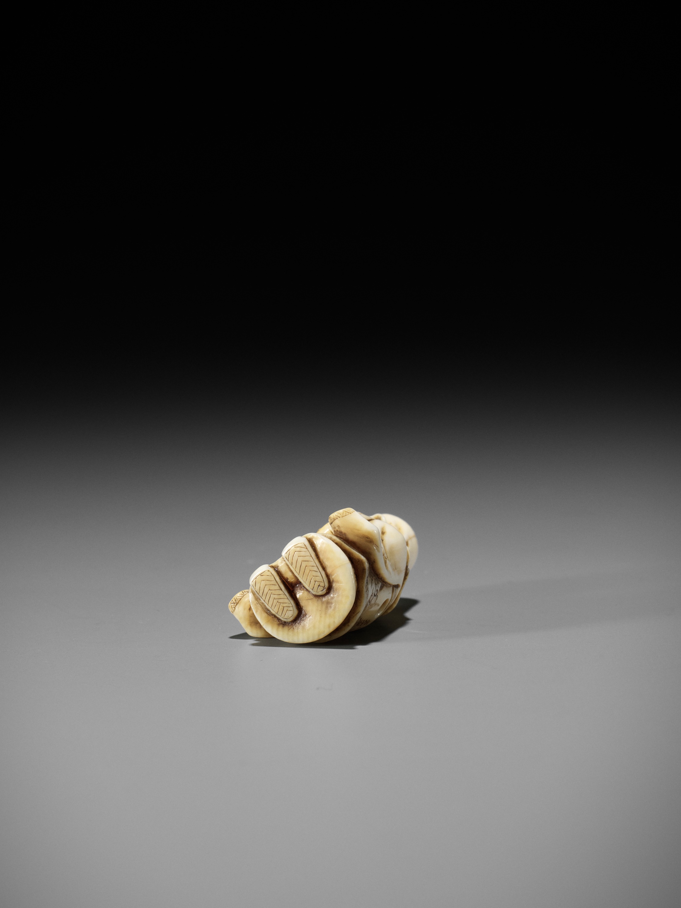 GYOKKOSAI: A FINE IVORY NETSUKE OF JUROJIN HOLDING A SCROLL - Image 11 of 13