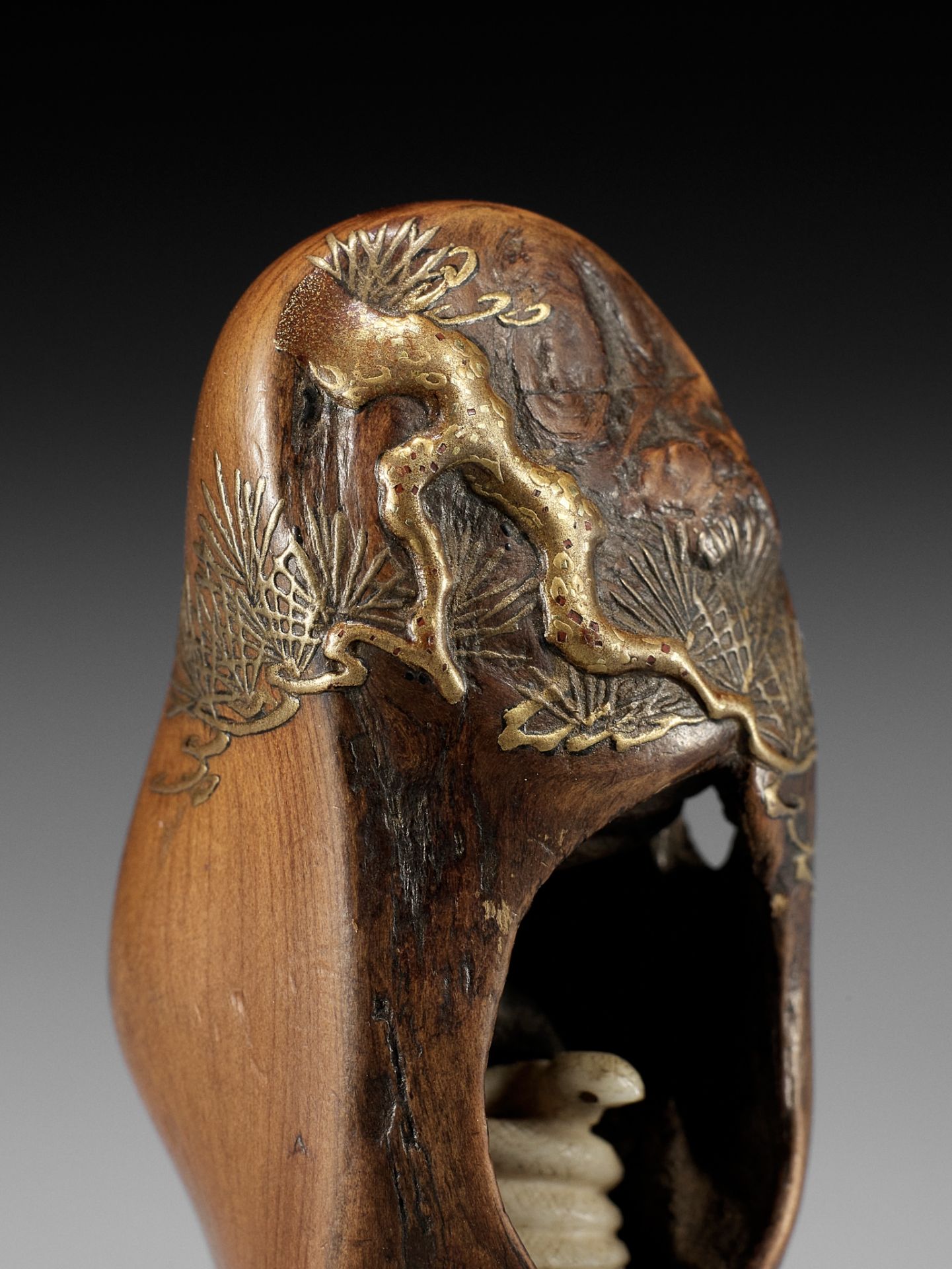 TOYO: A RARE AND UNUSUAL LACQUERED ROOT WOOD NETSUKE OF A SNAKE INSIDE A PINE TREE - Bild 3 aus 10