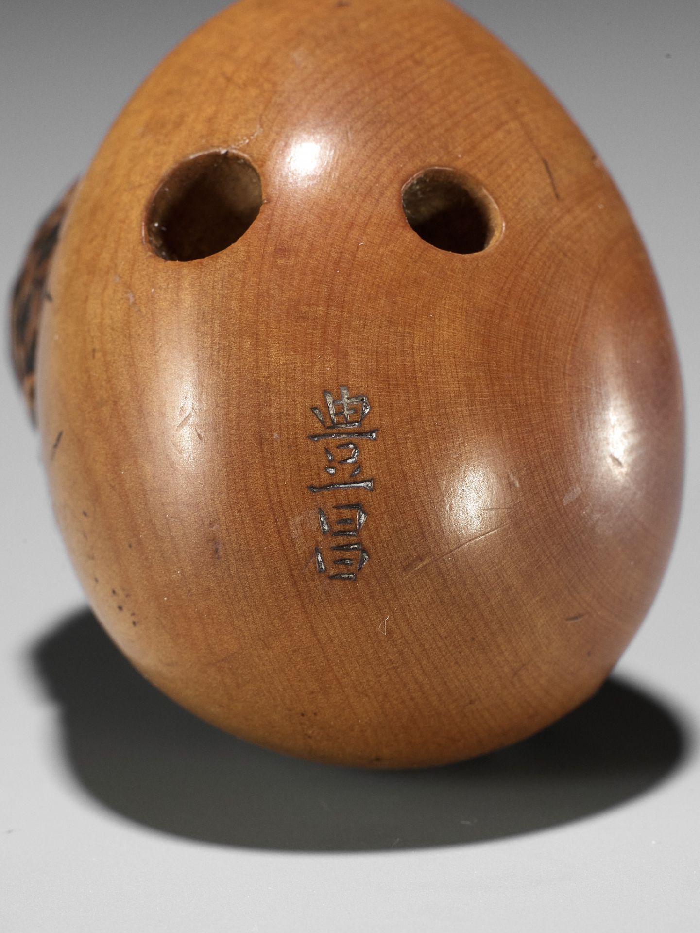 TOYOMASA: A SUPERB WOOD NETSUKE OF A HATCHING TENGU (TENGU NO TAMAGO) - Bild 20 aus 23