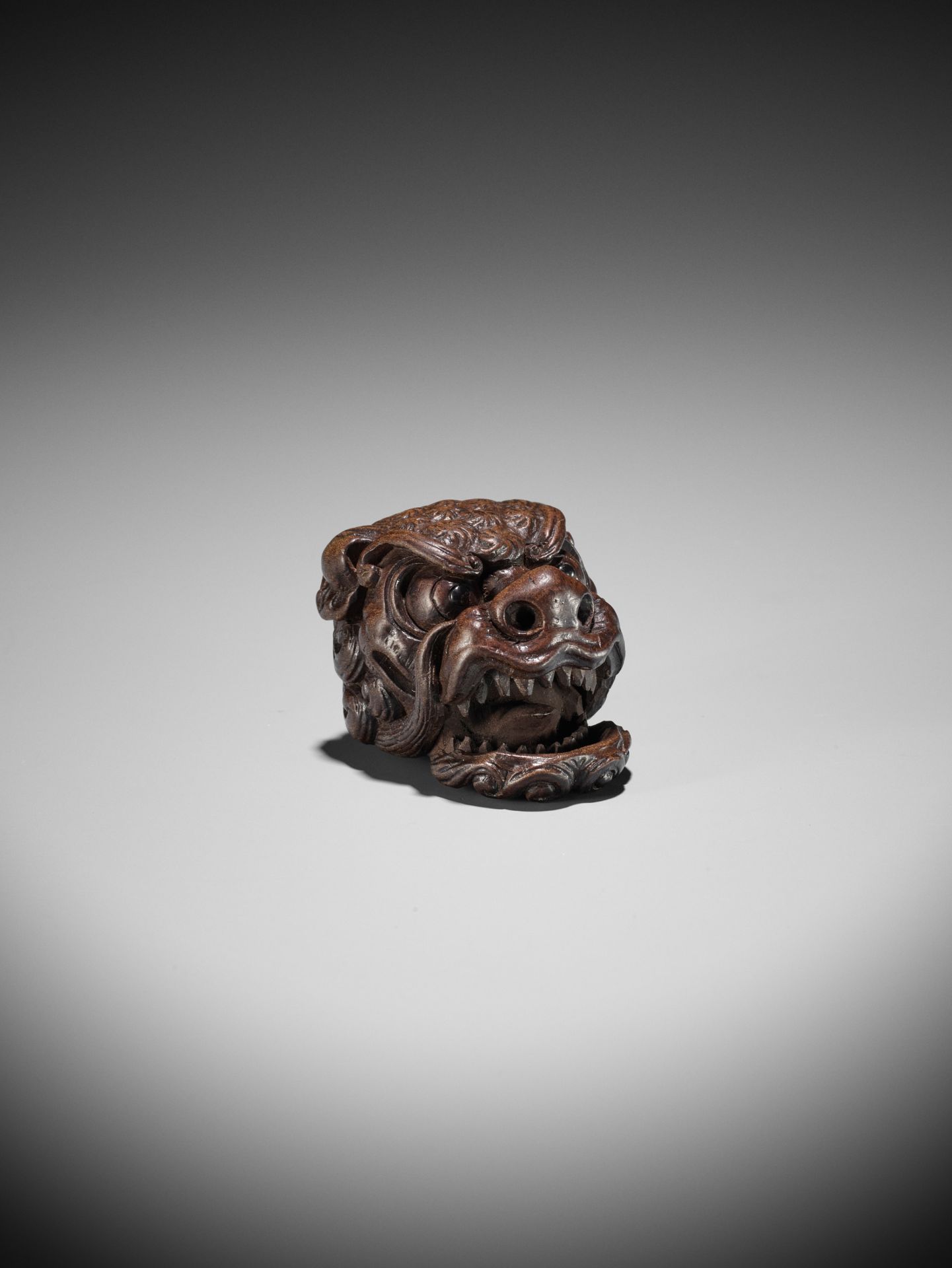 TAMETAKA: A SUPERB WOOD MASK NETSUKE OF A SHISHI - Bild 6 aus 15