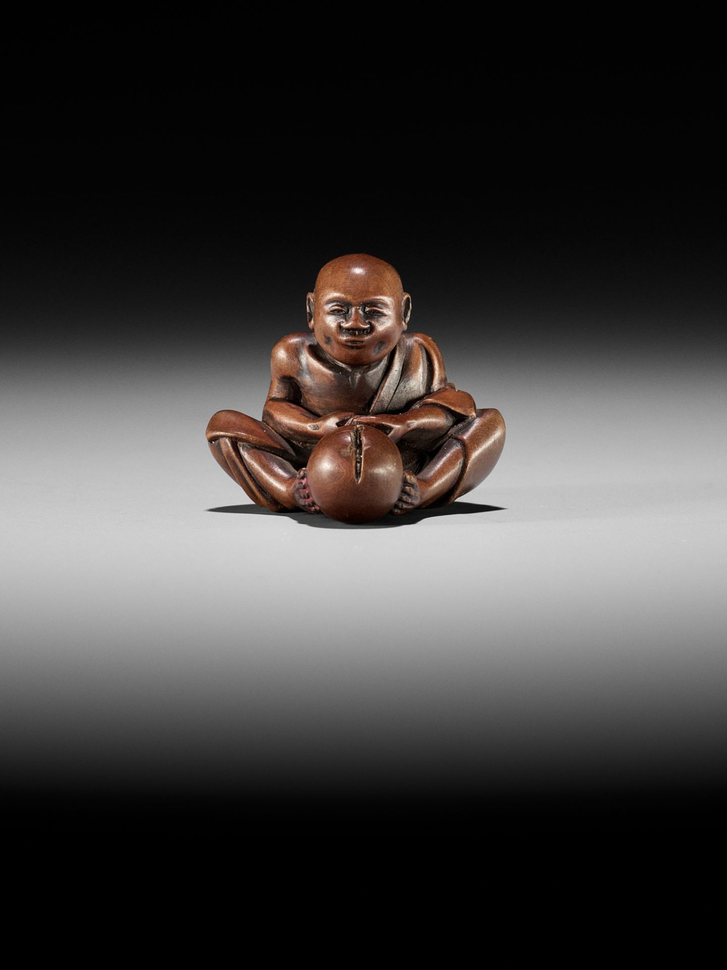 AN AMUSING EDO SCHOOL WOOD SHUNGA NETSUKE OF A MAN CUTTING A HYOTAN - Image 10 of 11