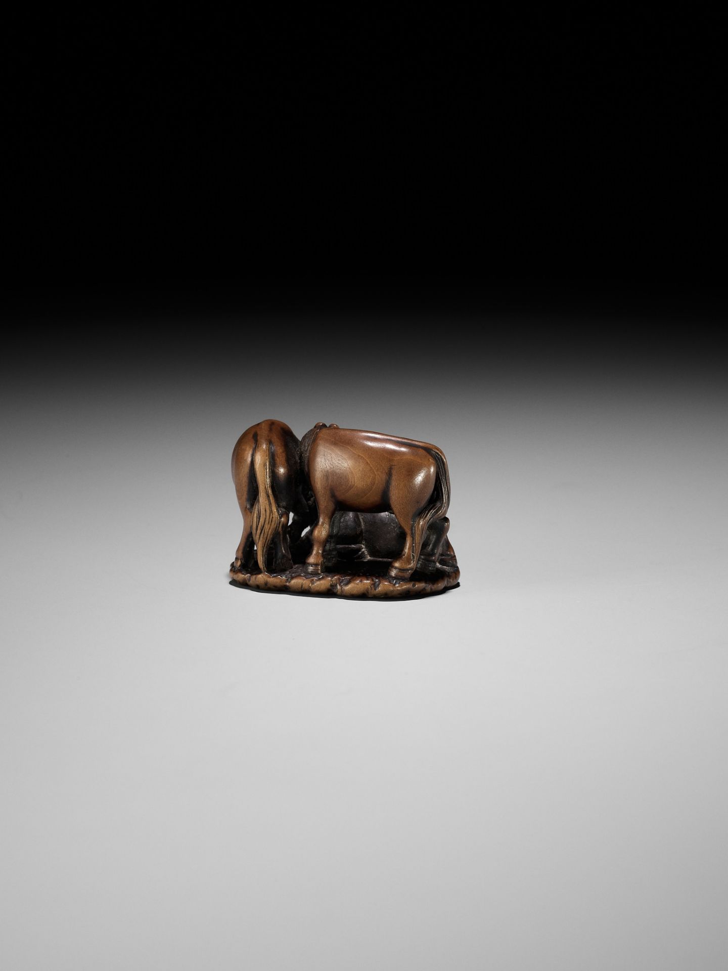 ISSAI: A CHARMING WOOD NETSUKE OF THREE HORSES - Bild 6 aus 11