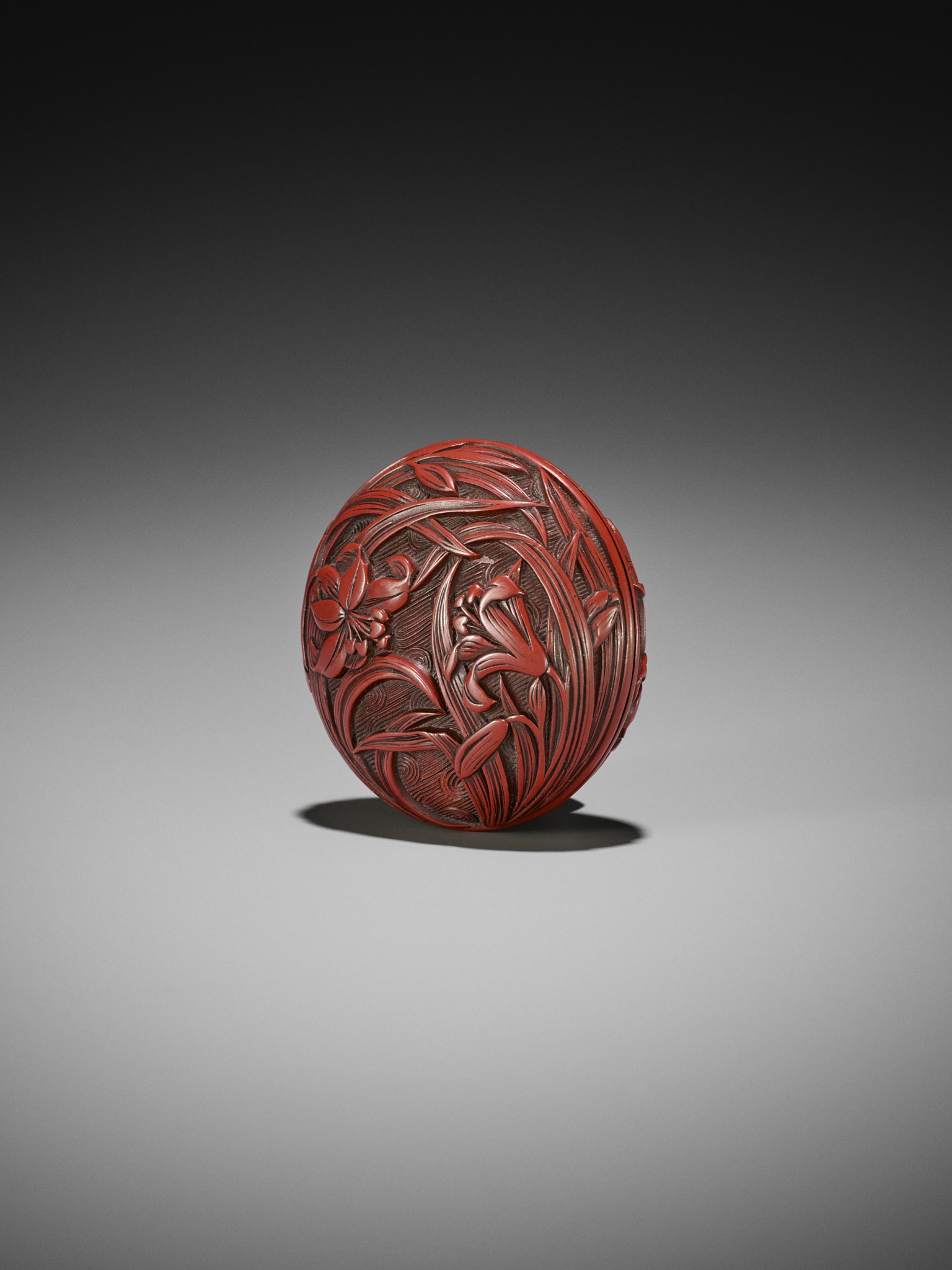 A FINE TSUISHU (CARVED RED LACQUER) MANJU NETSUKE WITH LILIES - Image 3 of 8