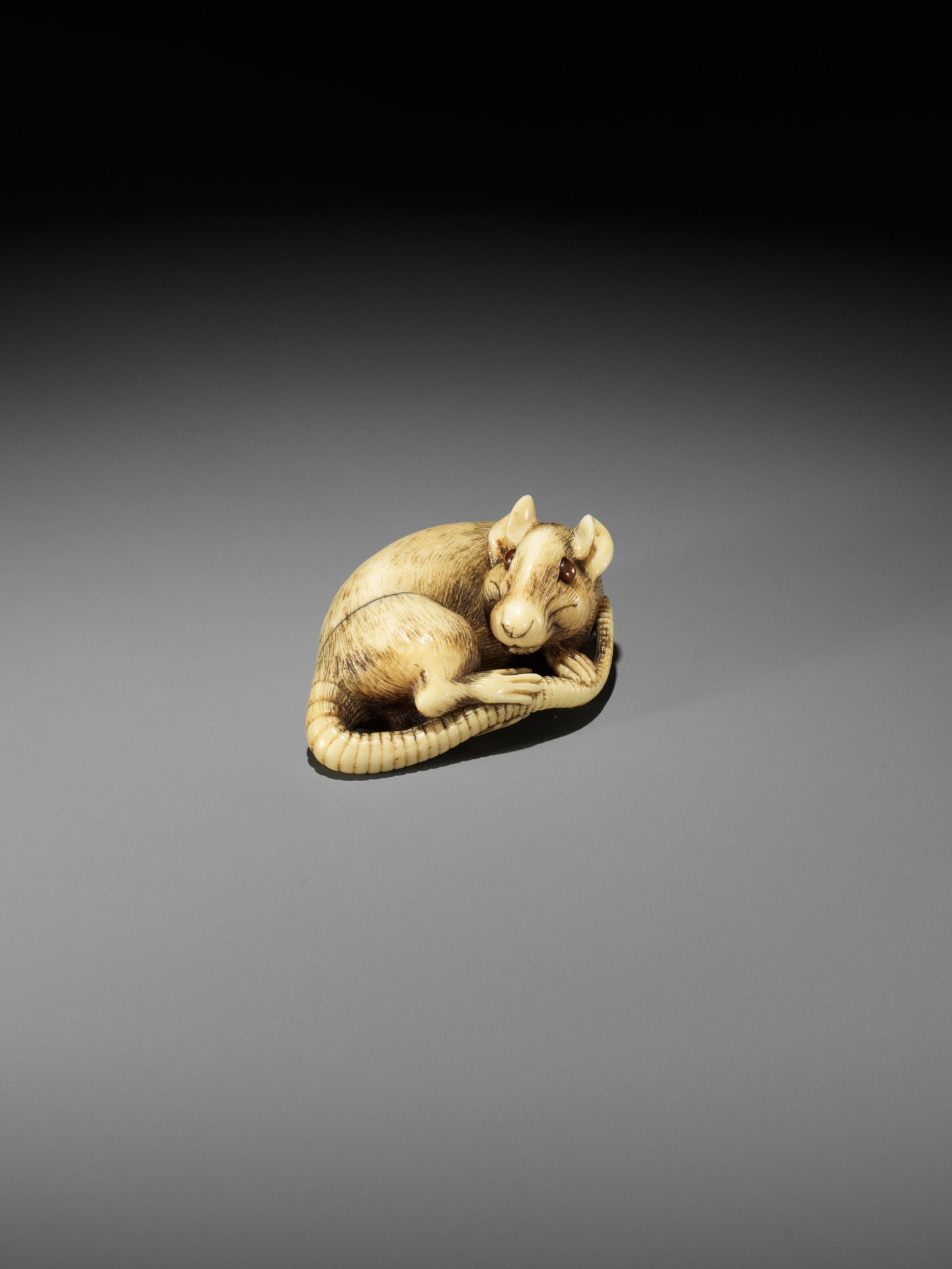 A FINE KYOTO SCHOOL IVORY NETSUKE OF A RAT - Bild 4 aus 11