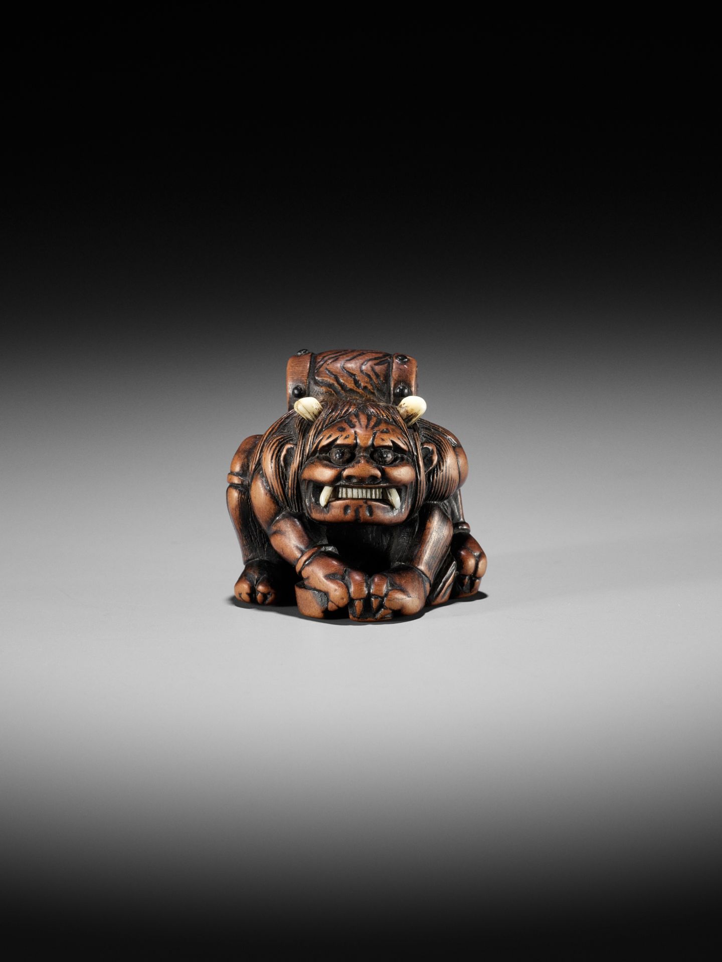 MASASADA: A POWERFUL WOOD NETSUKE OF RAIJIN WITH DRUM - Image 3 of 13