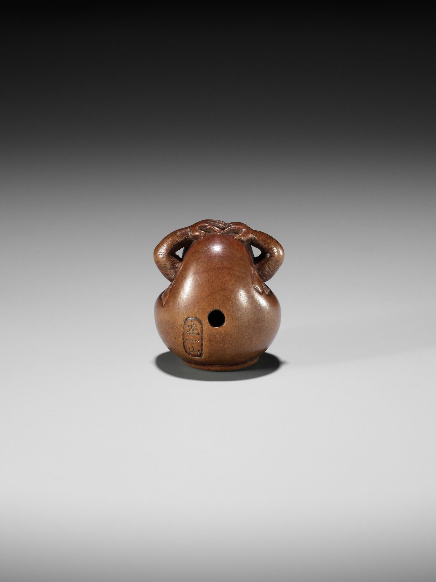 HIDARI ISSAN: A CHARMING WOOD NETSUKE OF A DARUMA DOLL - Image 5 of 10