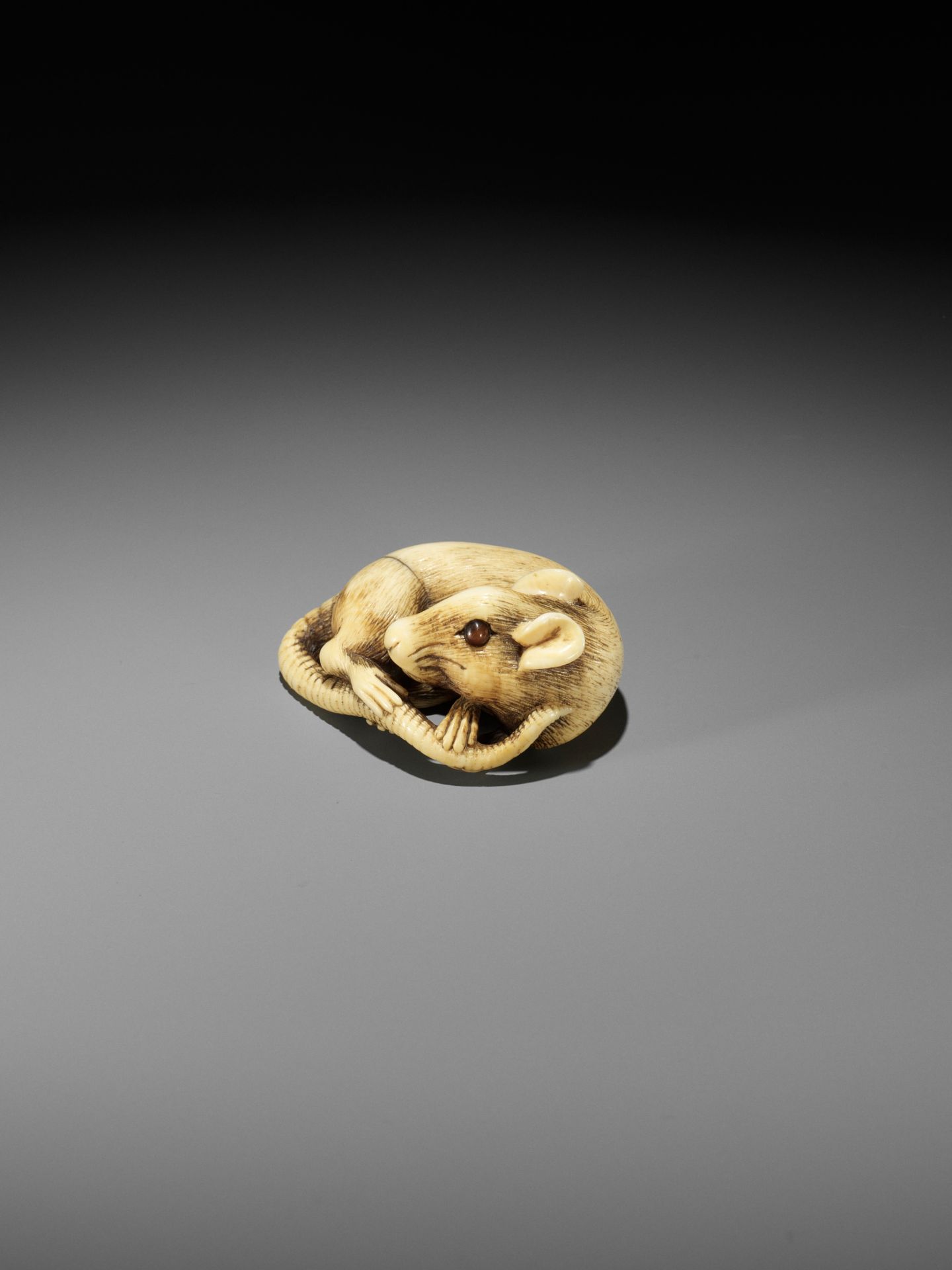 A FINE KYOTO SCHOOL IVORY NETSUKE OF A RAT - Bild 2 aus 11