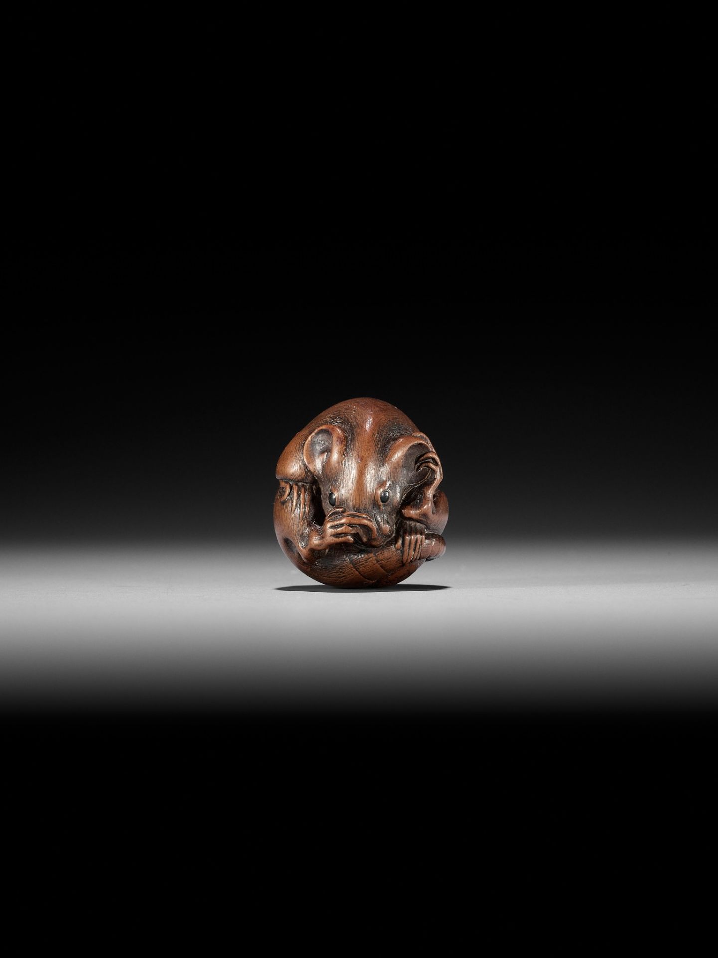 ITTAN: A FINE WOOD NETSUKE OF A COILED RAT - Bild 5 aus 11