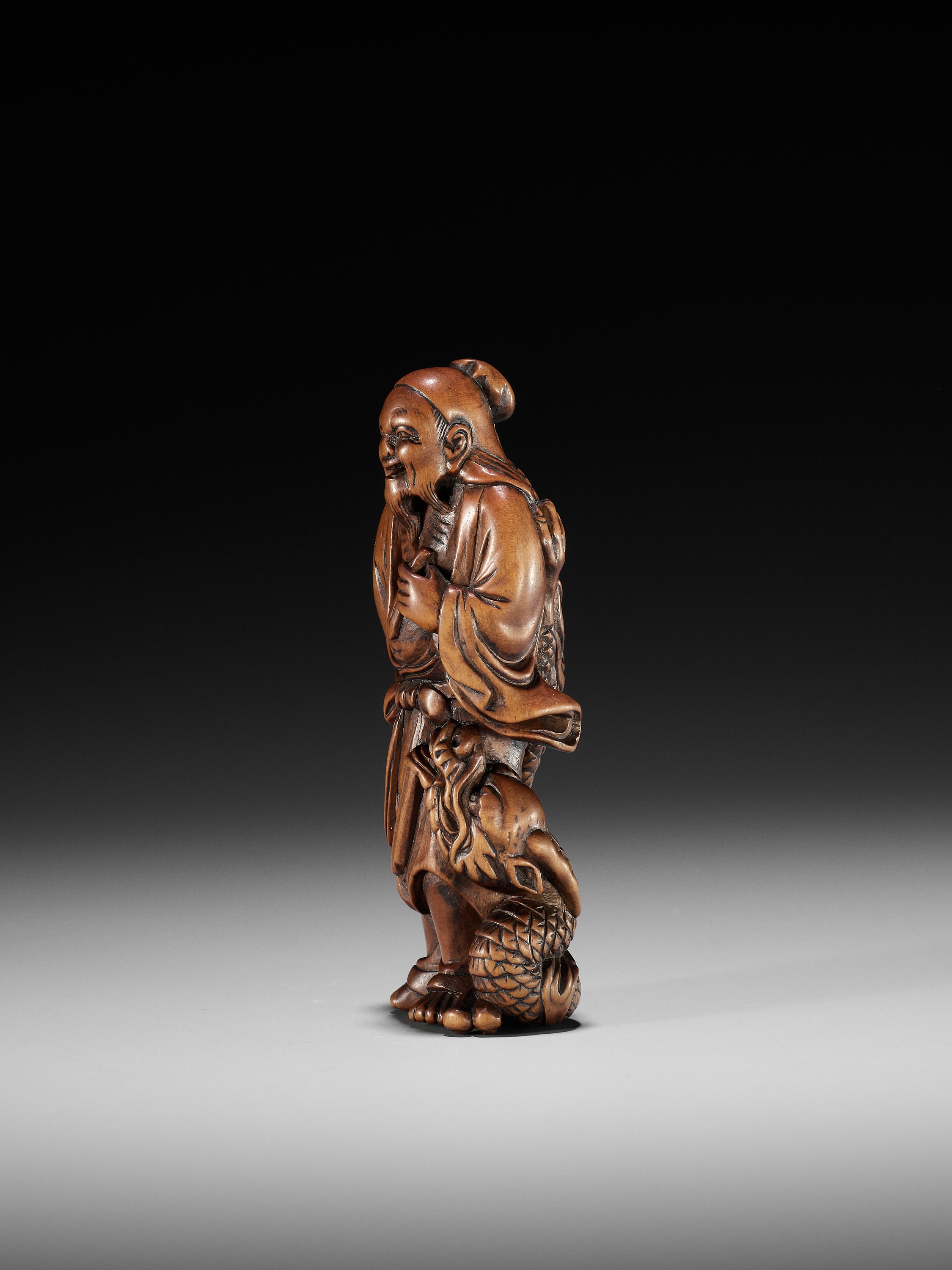 AN EXCEPTIONAL AND RARE WOOD NETSUKE OF RYO TOHIN TAUNTING A DRAGON - Image 3 of 16