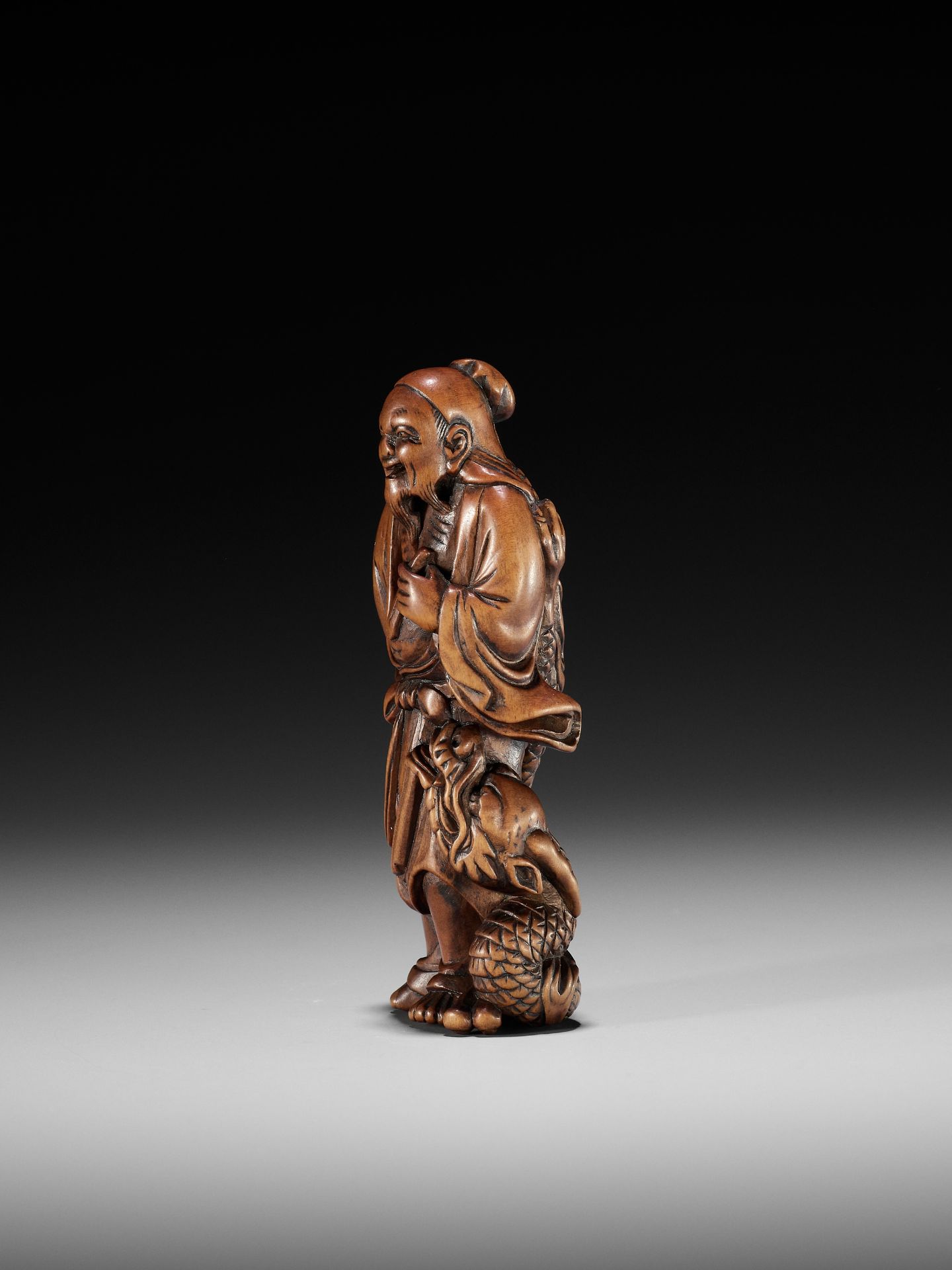 AN EXCEPTIONAL AND RARE WOOD NETSUKE OF RYO TOHIN TAUNTING A DRAGON - Bild 3 aus 16