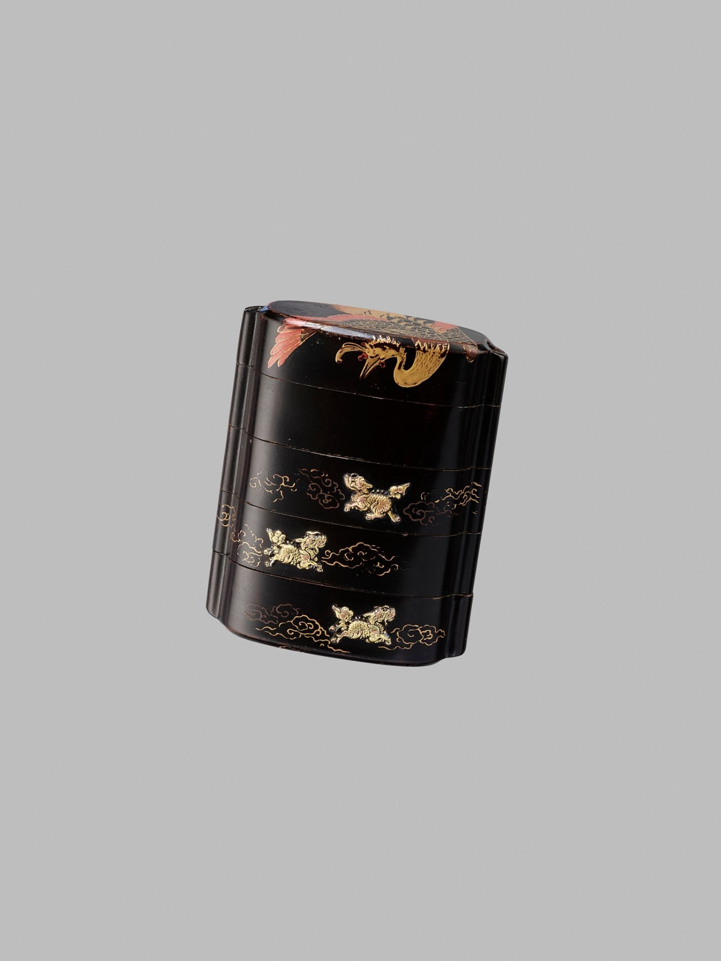 SHUNSHO: A VERY RARE GILT- INLAID LACQUER FOUR-CASE INRO WITH SHISHI AND HO-O BIRD - Bild 3 aus 8