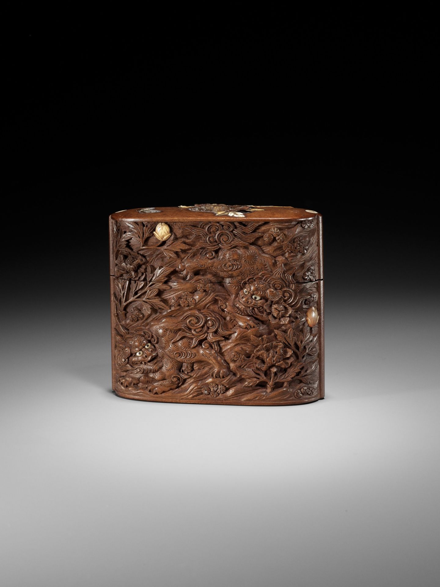 A LARGE AND FINE INLAID AND CARVED WOOD TONKOTSU WITH DRAGON, TIGER AND SHISHI - Bild 3 aus 14