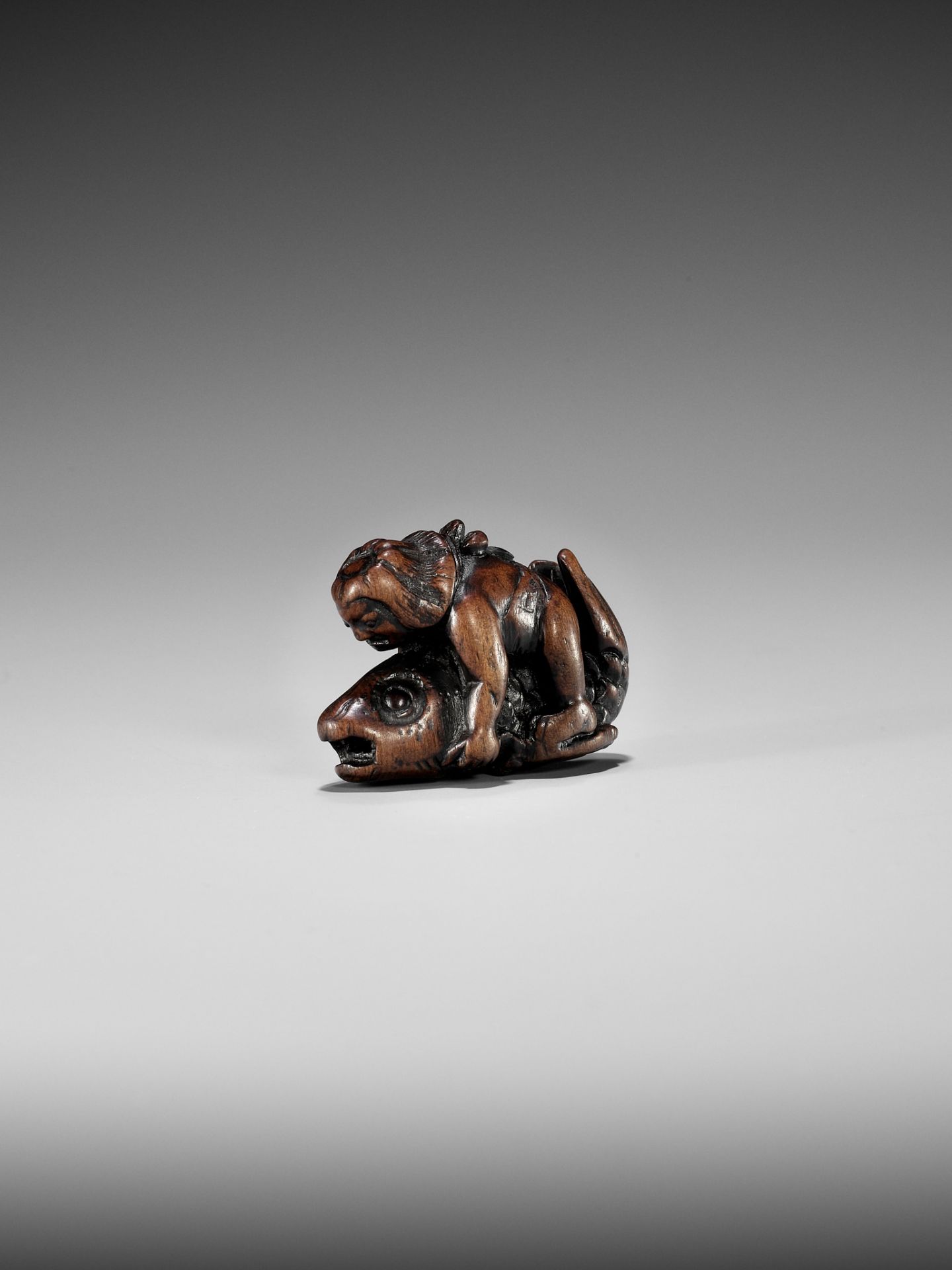 AN EARLY WOOD NETSUKE DEPICTING ONIWAKAMARU BATTLING THE GIANT CARP - Image 3 of 9