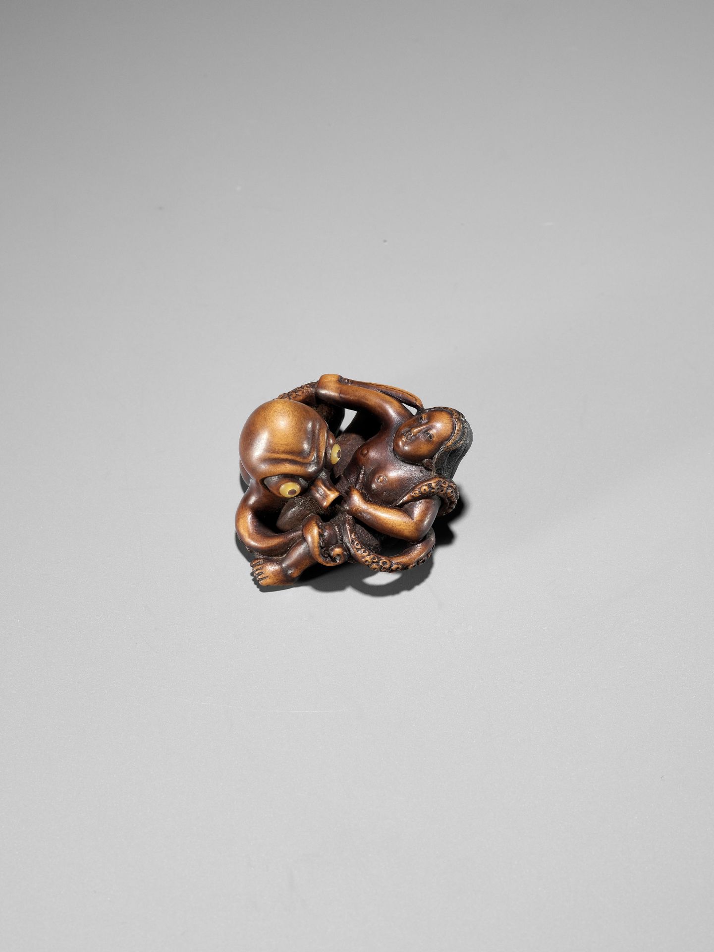 A SUPERB WOOD NETSUKE OF AN AMA STRUGGLING WITH AN OCTOPUS, ATTRIBUTED TO IKKYU - Image 11 of 16