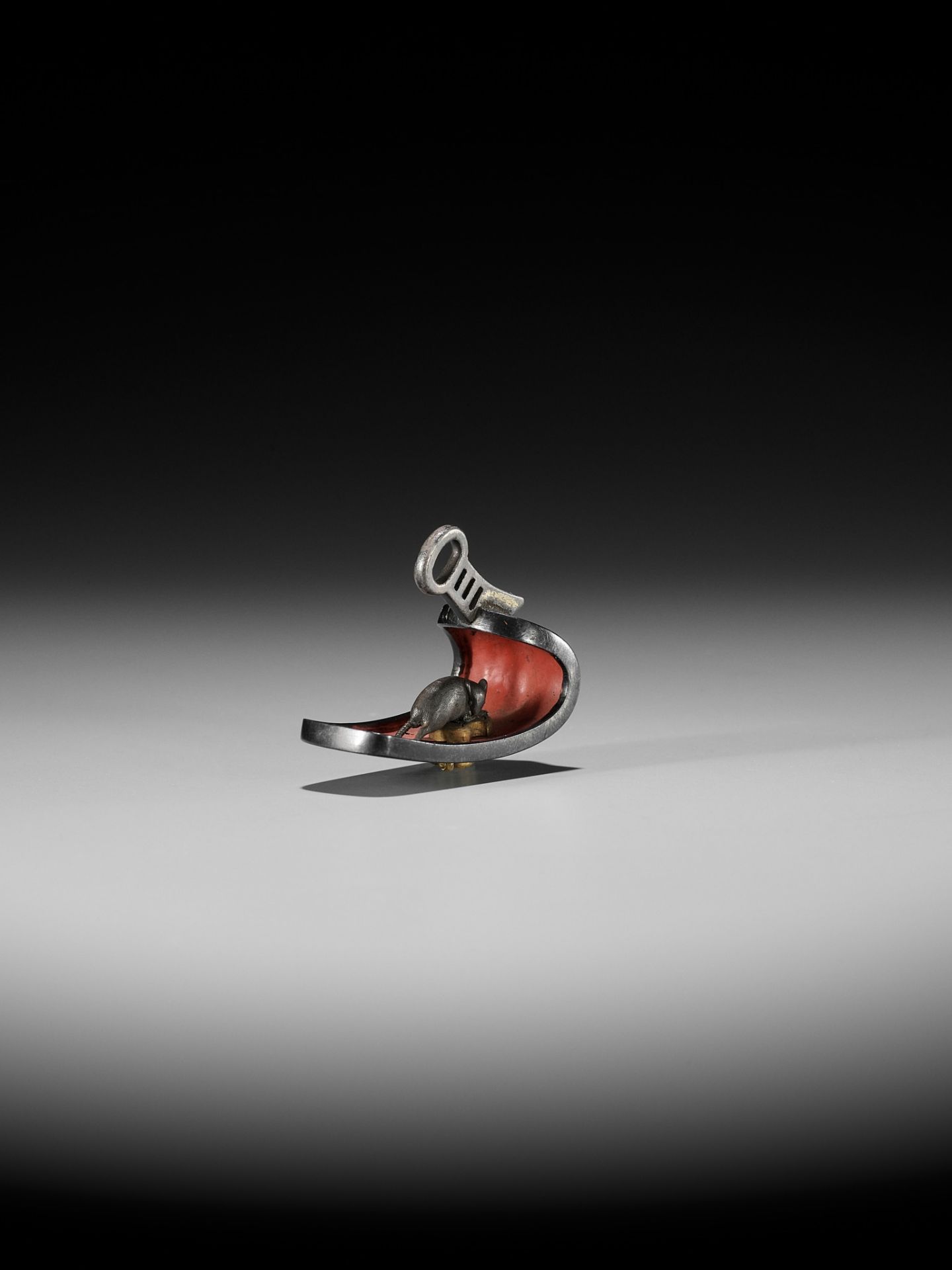 A VERY RARE MIXED-METAL AND LACQUER NETSUKE OF A RAT INSIDE AN ABUMI (STIRRUP) - Bild 5 aus 6