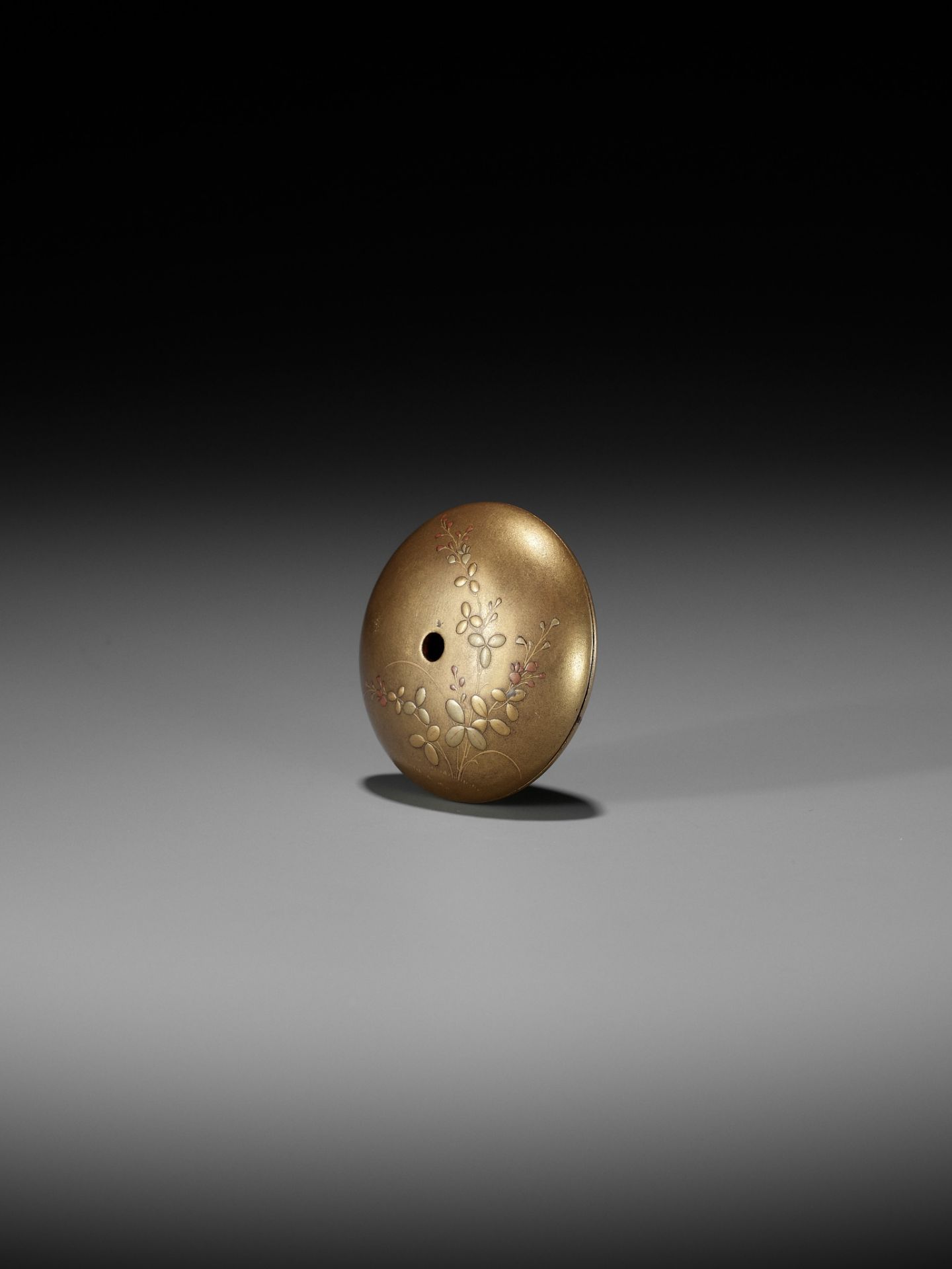 HOGETSU: A RARE GOLD LACQUER MANJU NETSUKE WITH QUAILS AND AUTUMN GRASSES - Image 5 of 10