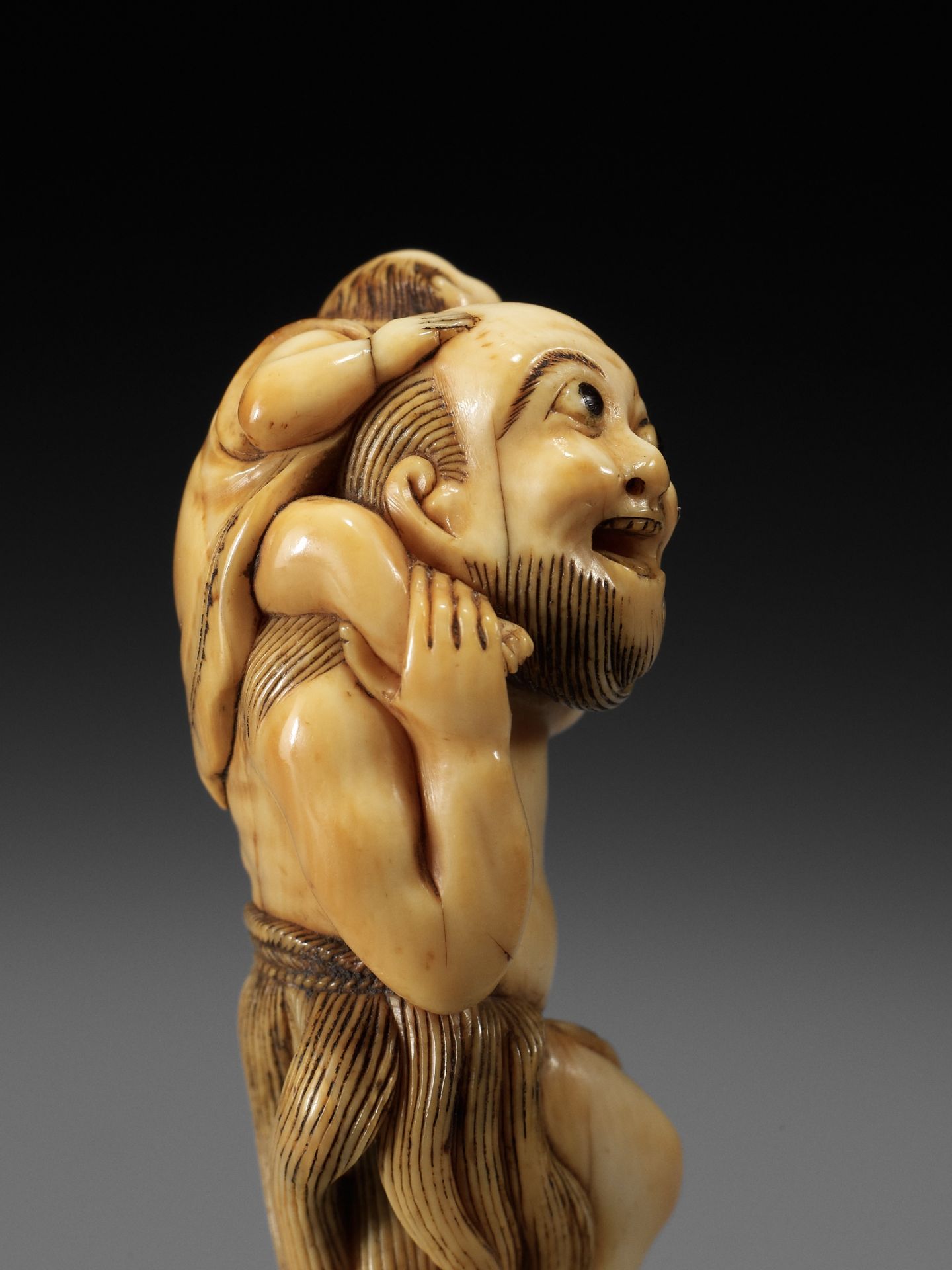 A SUPERB IVORY NETSUKE OF A FISHERMAN CARRYING A BOY, ATTRIBUTED TO GECHU - Image 7 of 12