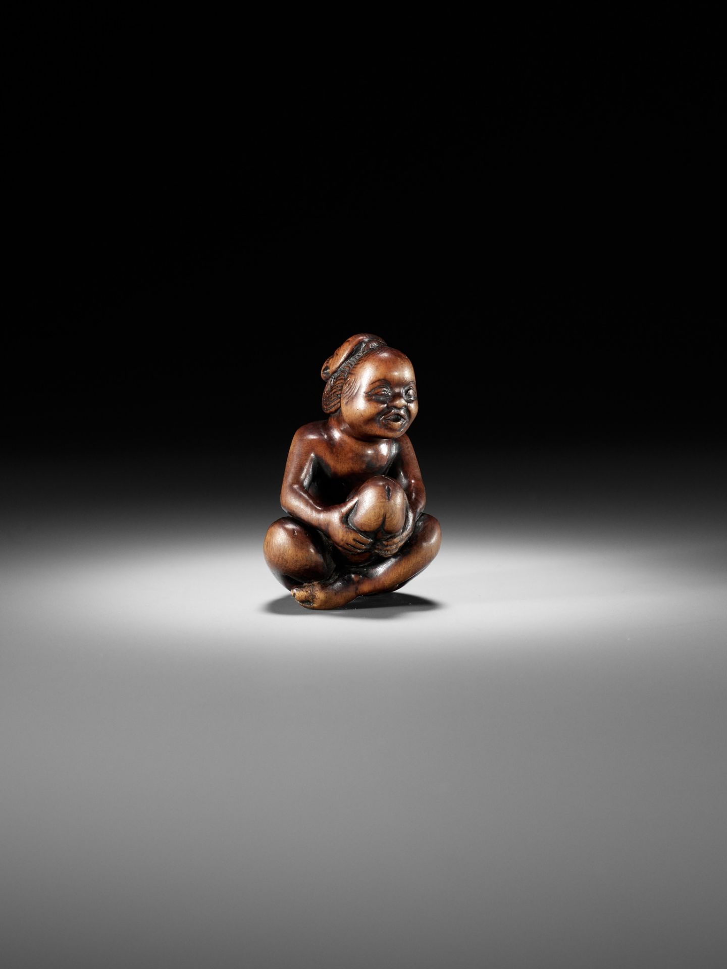 A SUPERB WOOD SHUNGA NETSUKE OF A MAN WITH OKAME MASK - Image 11 of 14