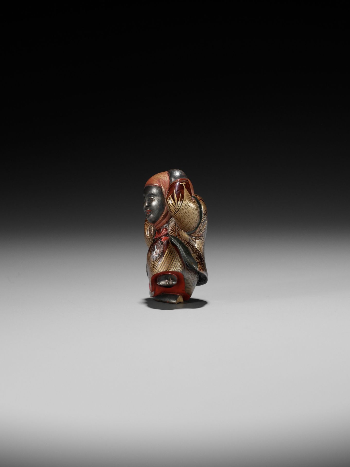 A RARE LACQUER NETSUKE OF A GOSHO NINGYO DOLL PERFORMER - Image 6 of 11