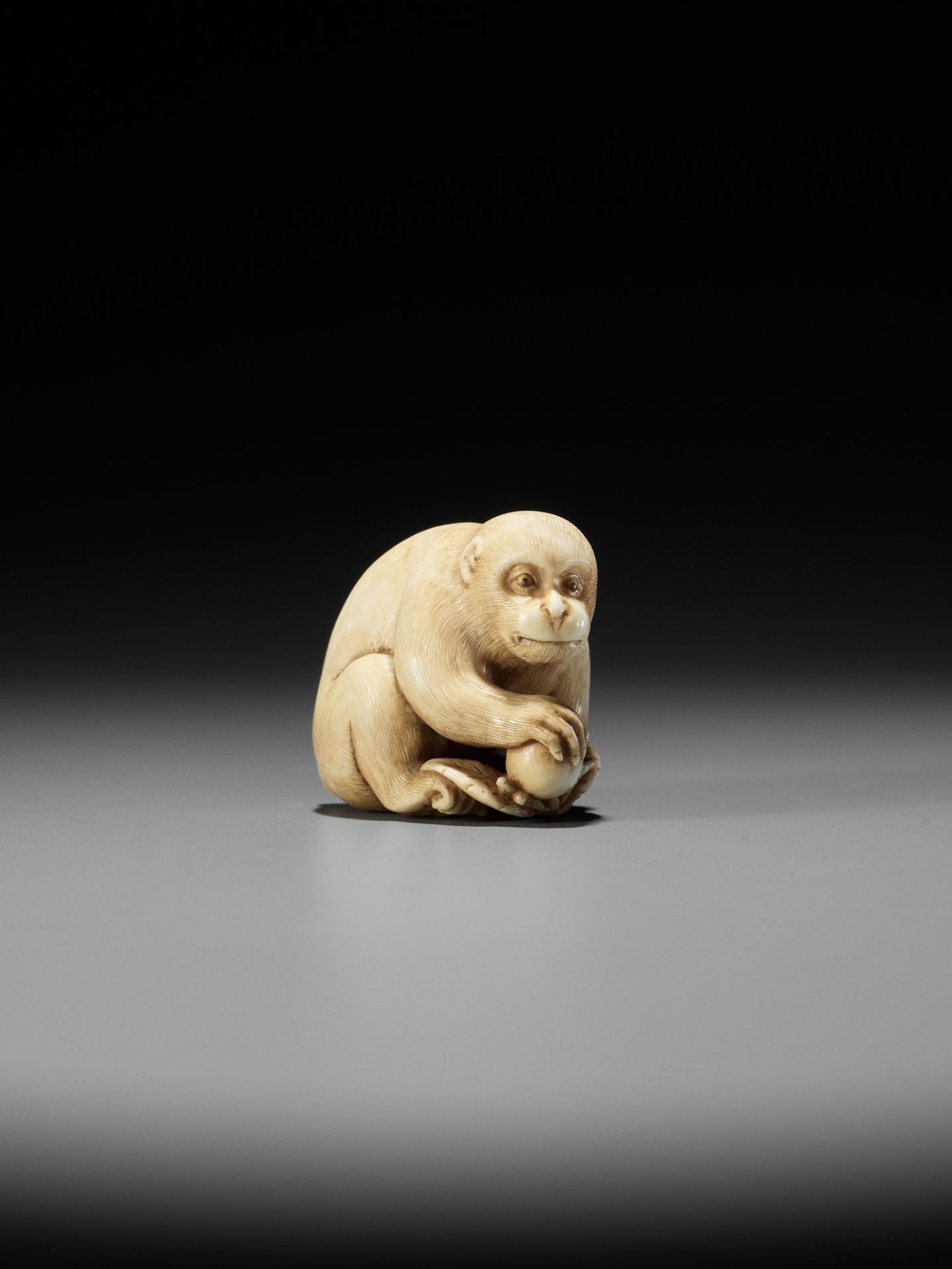 OKATORI: A FINE IVORY NETSUKE OF A MONKEY WITH A PEACH - Bild 2 aus 15