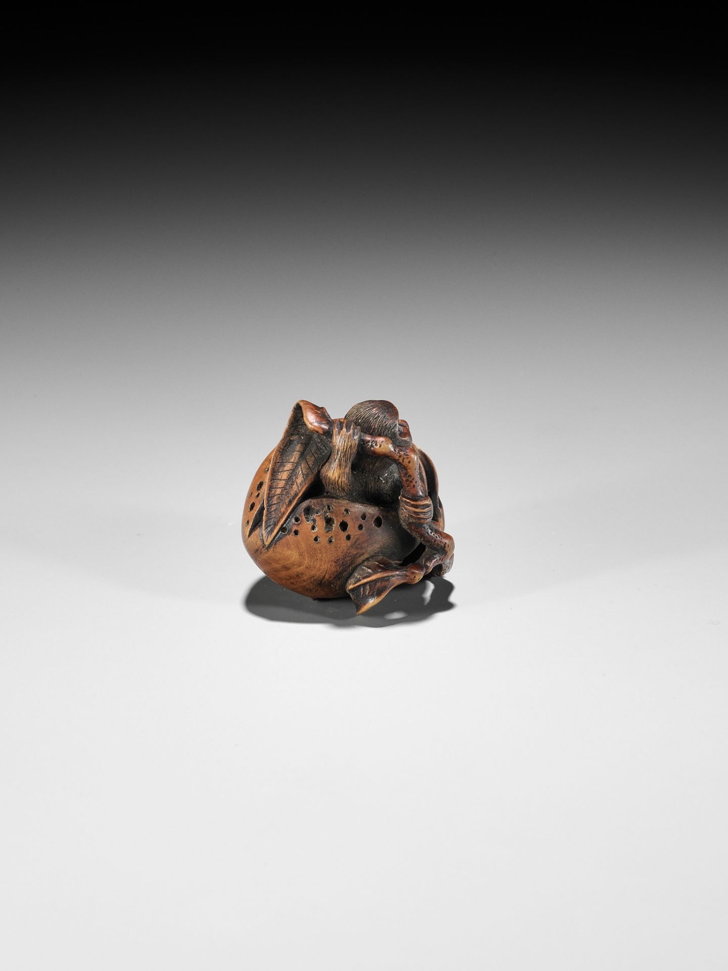 TOYOSHIMA: A FINE WOOD NETSUKE OF A MONKEY EMERGING FROM A PEACH - Bild 9 aus 13