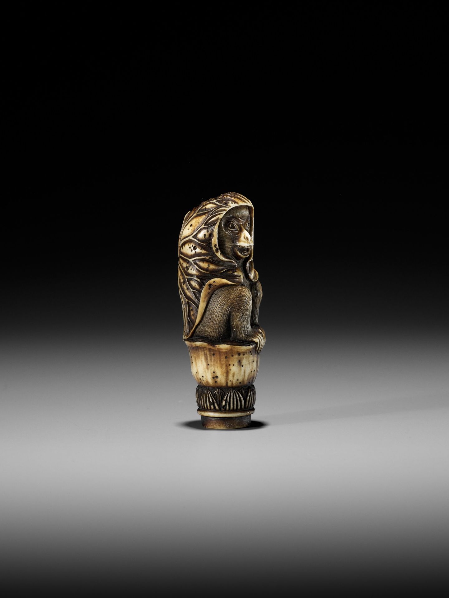 KOKU: A STAG ANTLER KNIFE HANDLE IN THE FORM OF A MONKEY WITH A LOTUS CLOAK - Image 8 of 12