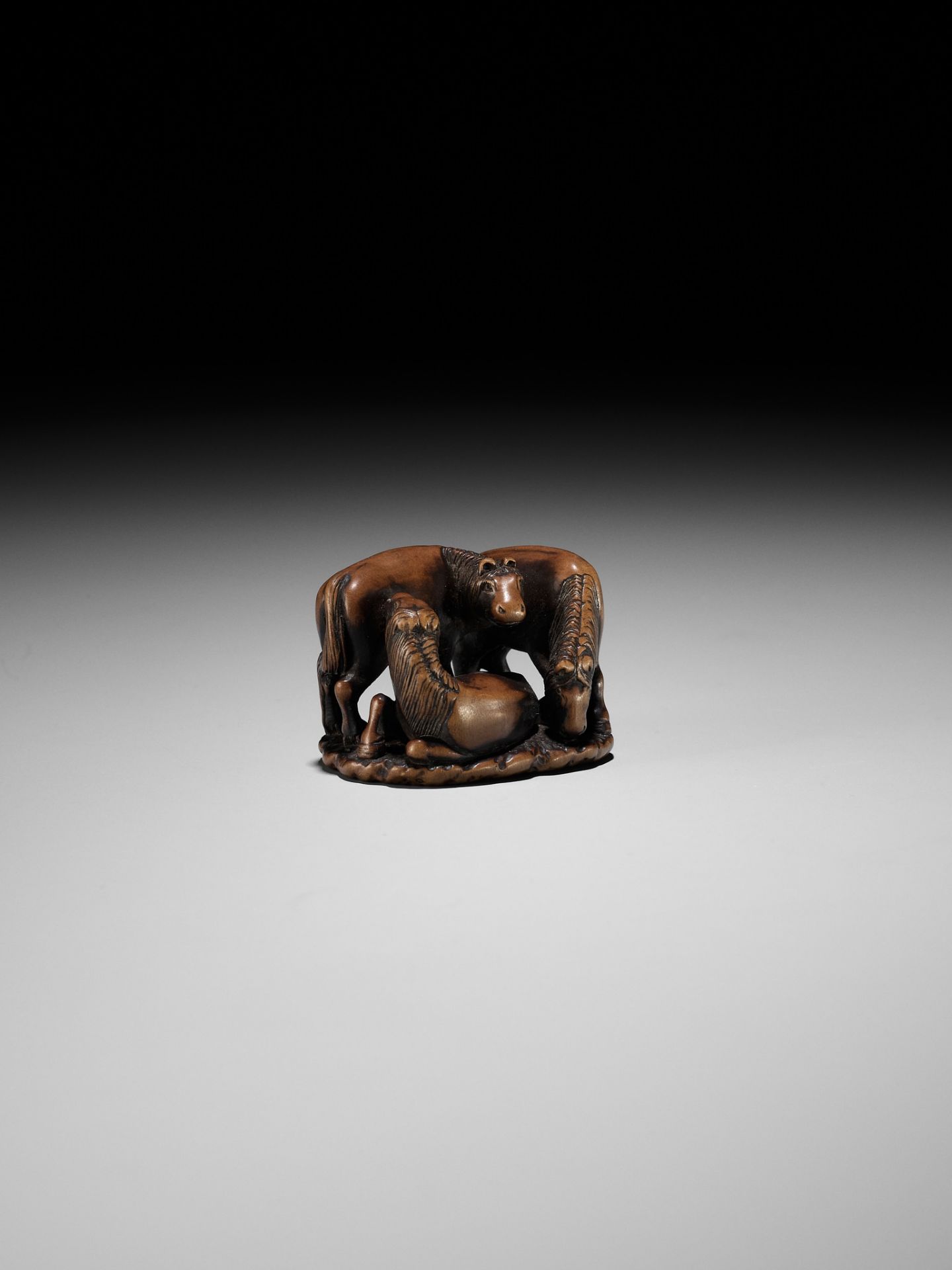 ISSAI: A CHARMING WOOD NETSUKE OF THREE HORSES - Bild 8 aus 11