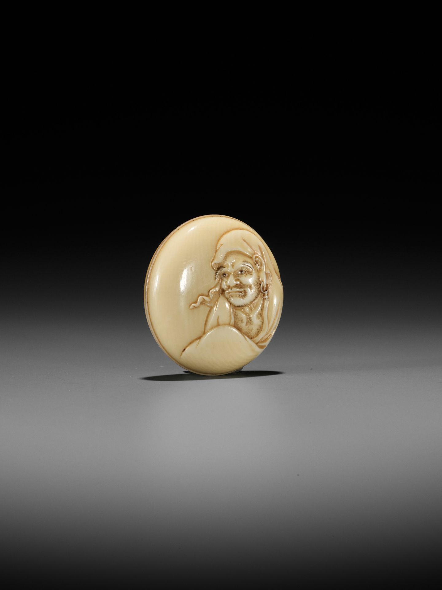 JUGYOKU: A VERY FINE IVORY MANJU NETSUKE OF DARUMA - Image 3 of 8