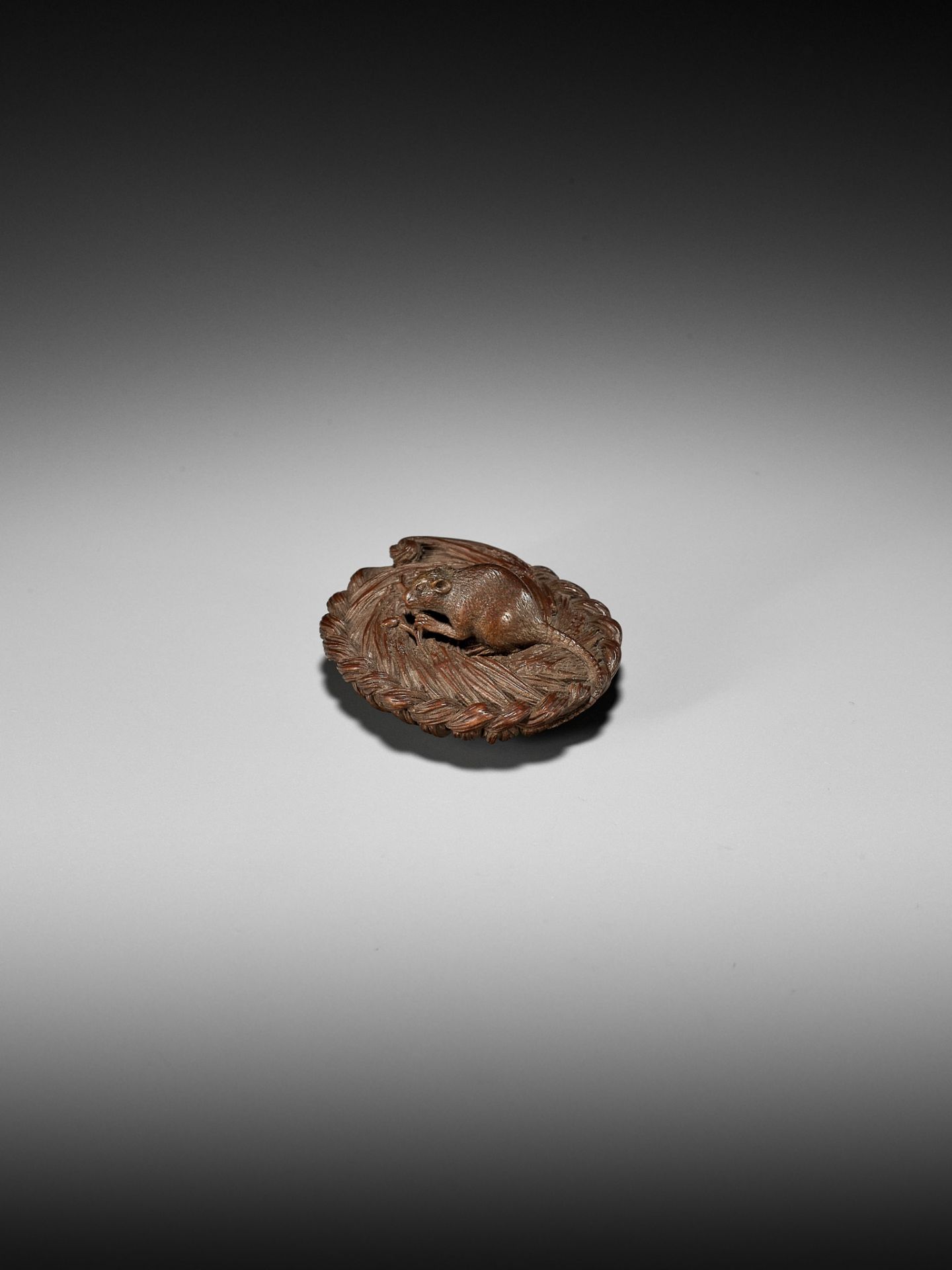 MORITA SOKO: A SUPERB SMALL WOOD NETSUKE OF A RAT ON A STRAW RICE BALE - Image 6 of 17