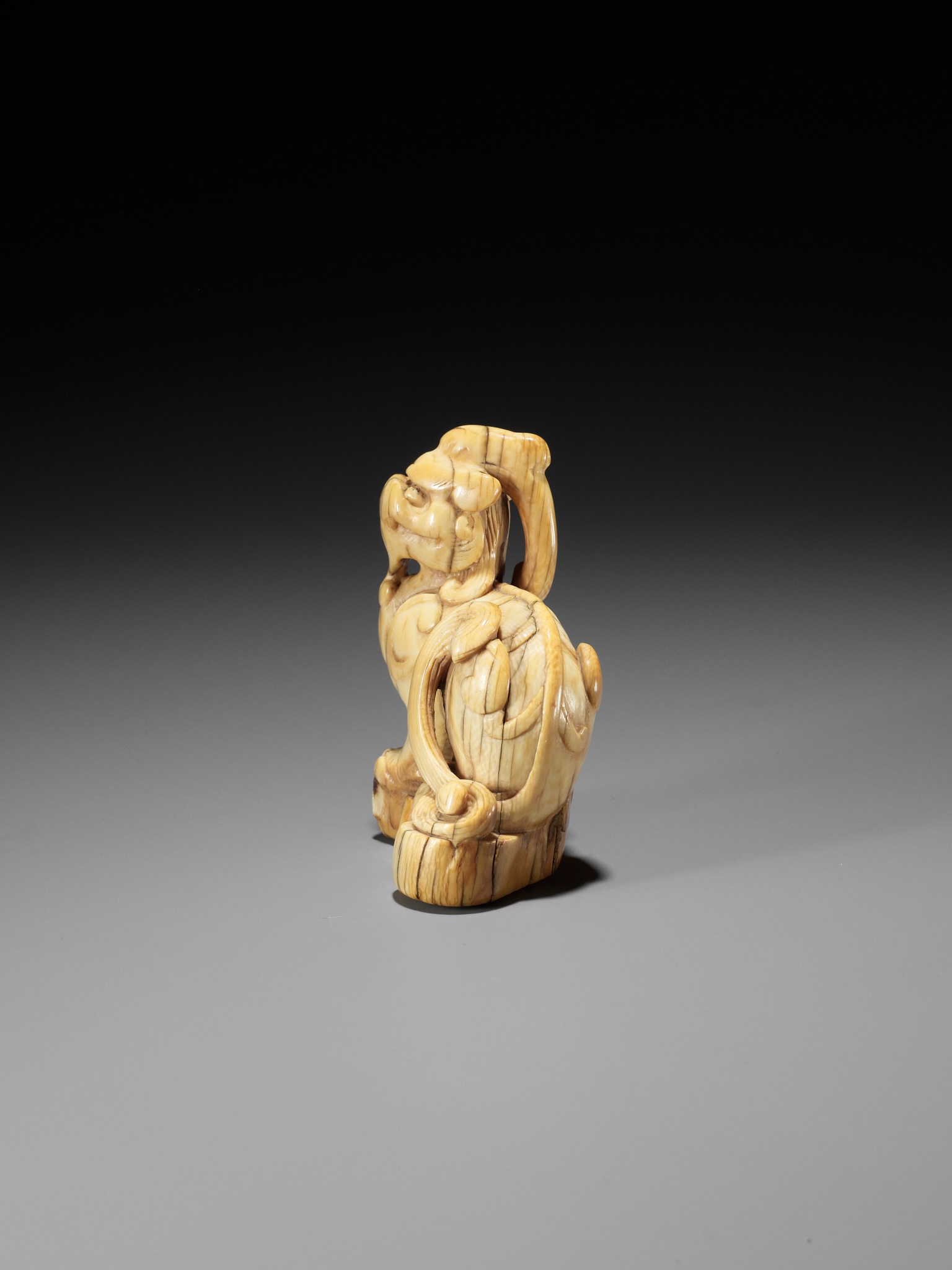 A LARGE AND RARE IVORY TOBORI NETSUKE OF A MYTHICAL BEAST - Image 6 of 11