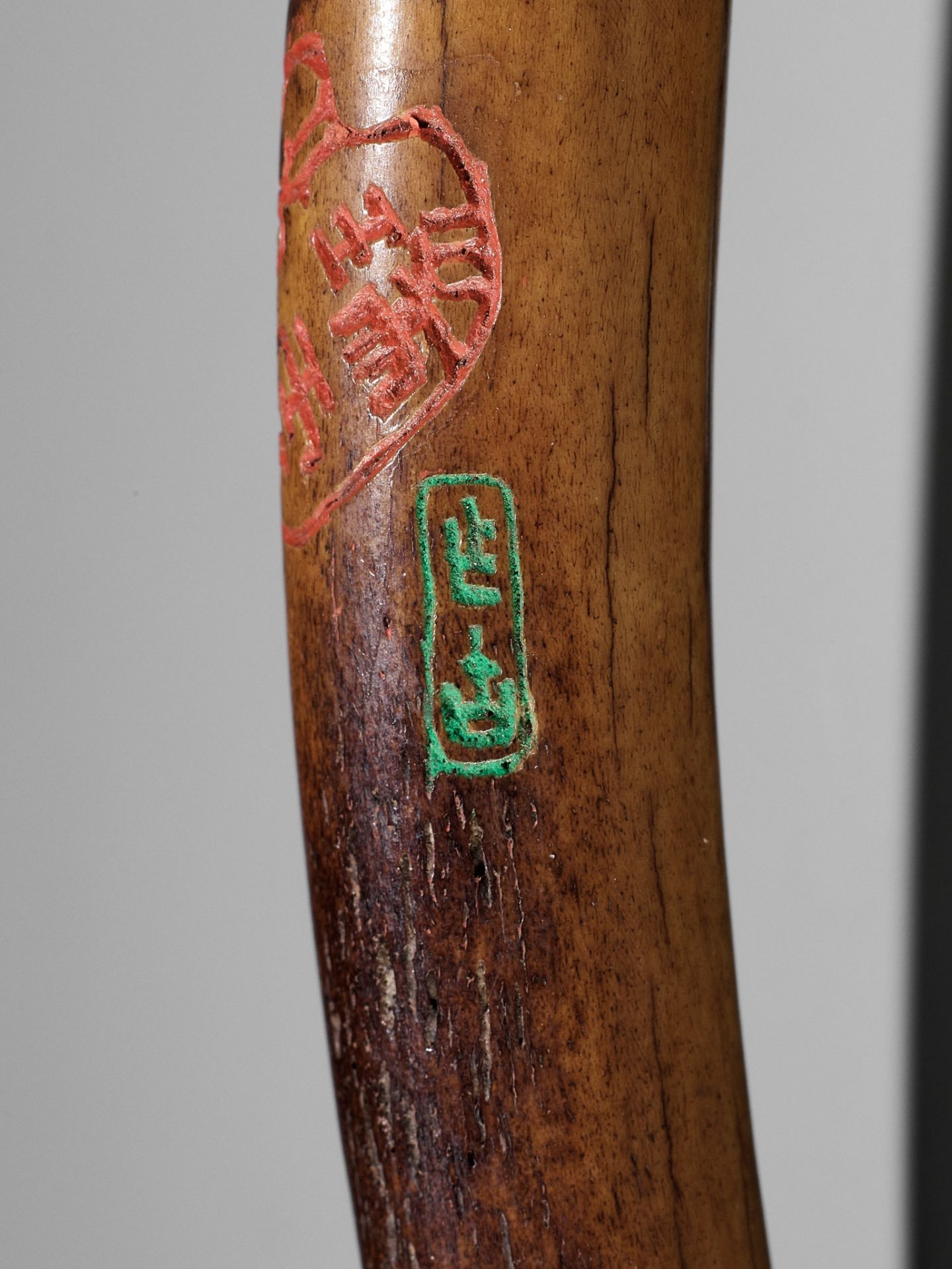 TOSAI: A RARE STAG ANTLER YATATE DECORATED WITH MONS - Image 9 of 9