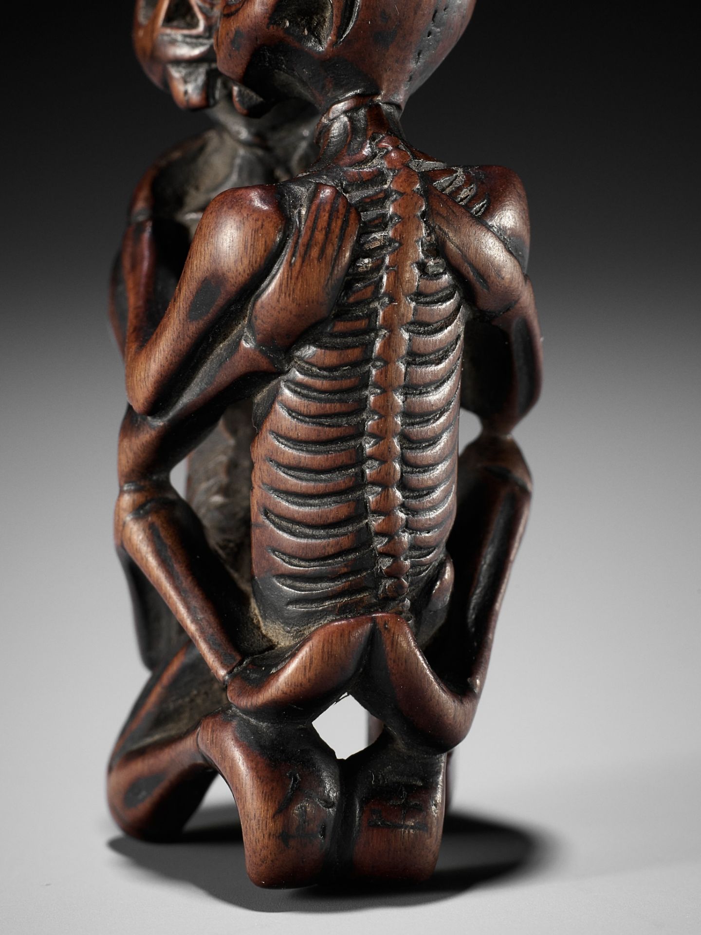 GYOKUSEN: A SUPERB WOOD NETSUKE OF TWO AMOROUS SKELETONS - Bild 2 aus 14