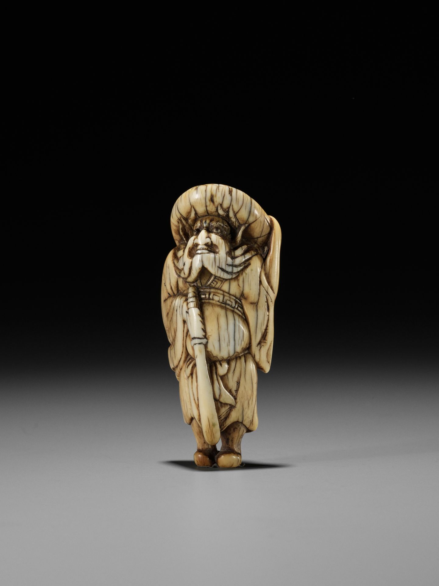 A GOOD KYOTO SCHOOL IVORY NETSUKE OF SHOKI, ATTRIBUTED TO OKATOMO - Bild 2 aus 13