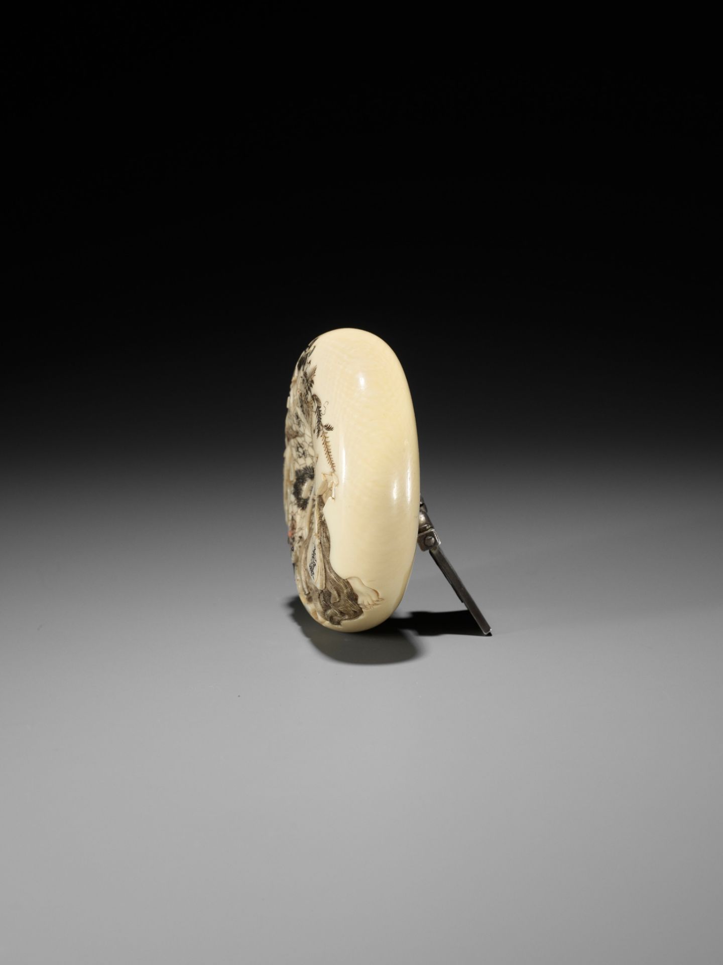 KIKUGAWA: A LARGE IVORY MANJU NETSUKE WITH OTSU-E MOTIF - Bild 7 aus 13