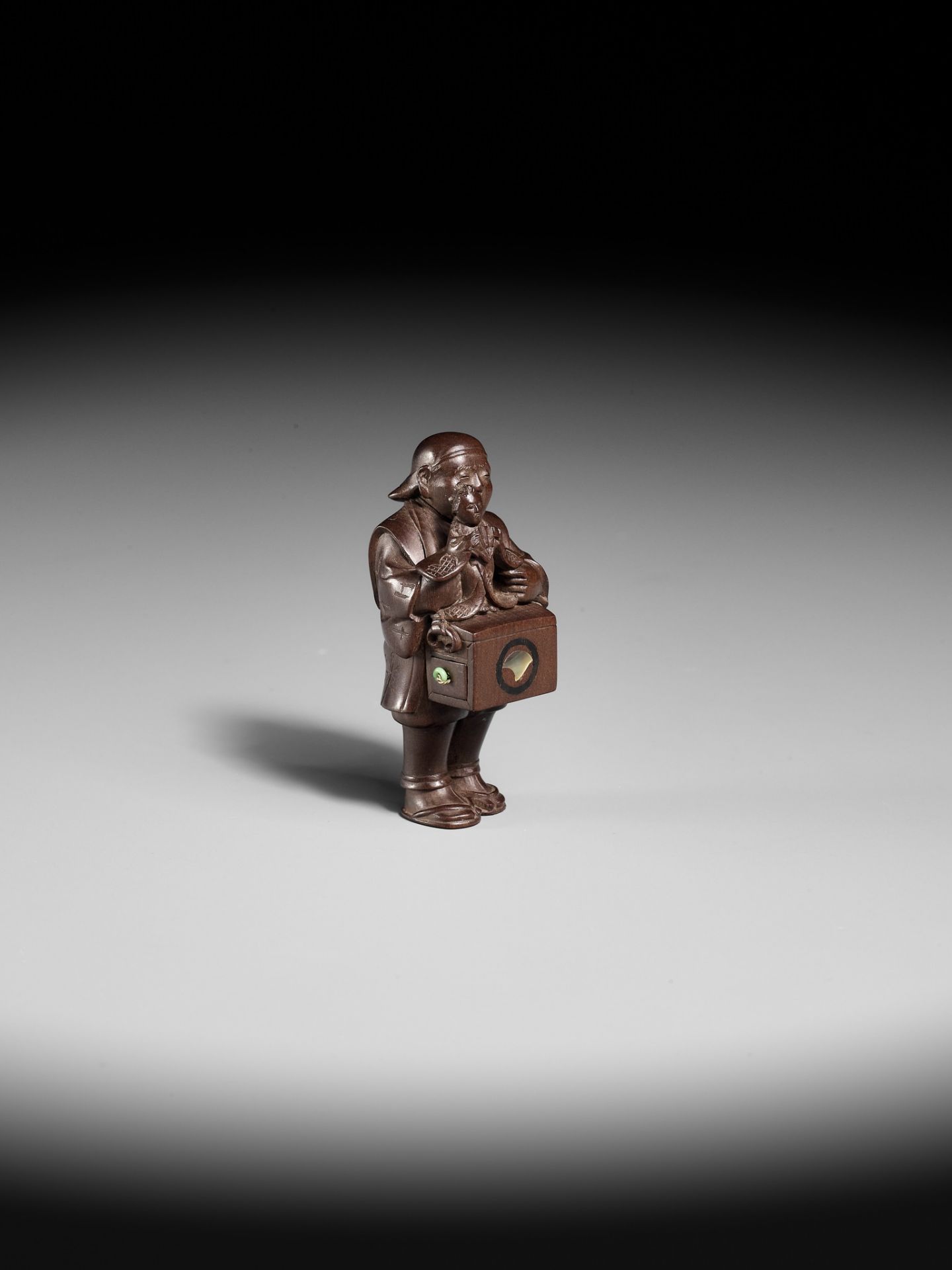 SOZAN: A VERY FINE SO SCHOOL WOOD NETSUKE OF A PUPPETEER - Bild 5 aus 13