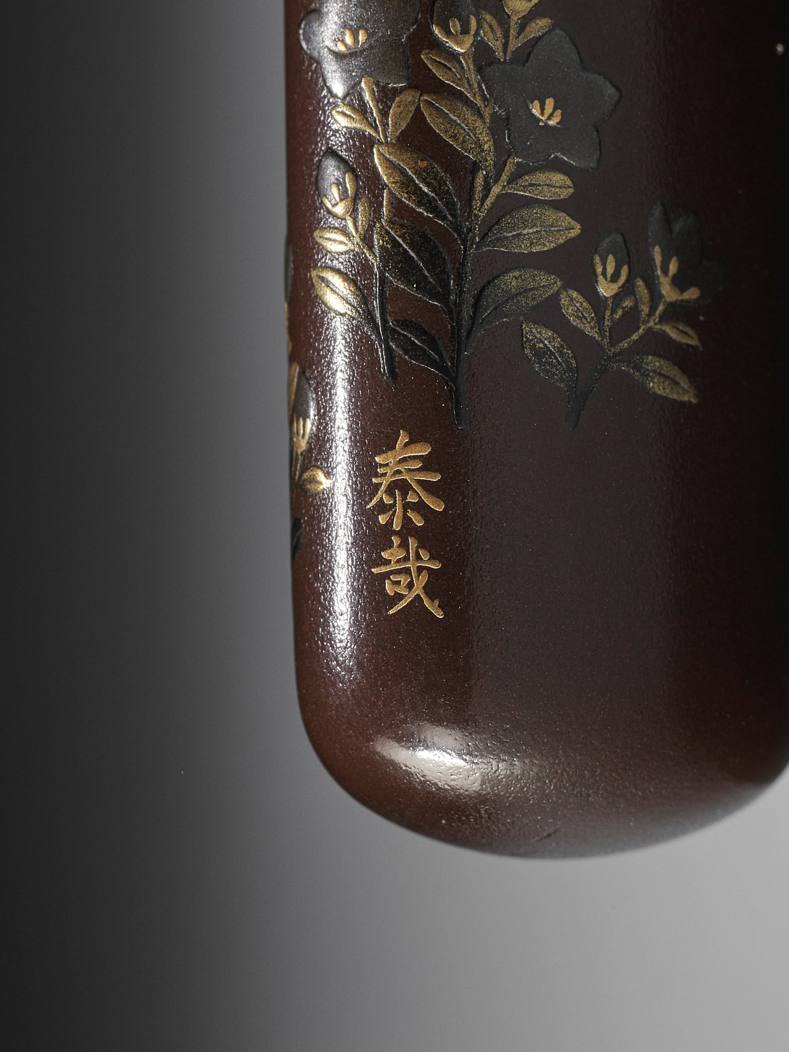 A LACQUER KISERUZUTSU AND A RED LEATHER POUCH DEPICTING AUTUMN GRASSES AND FLOWERS - Image 7 of 9