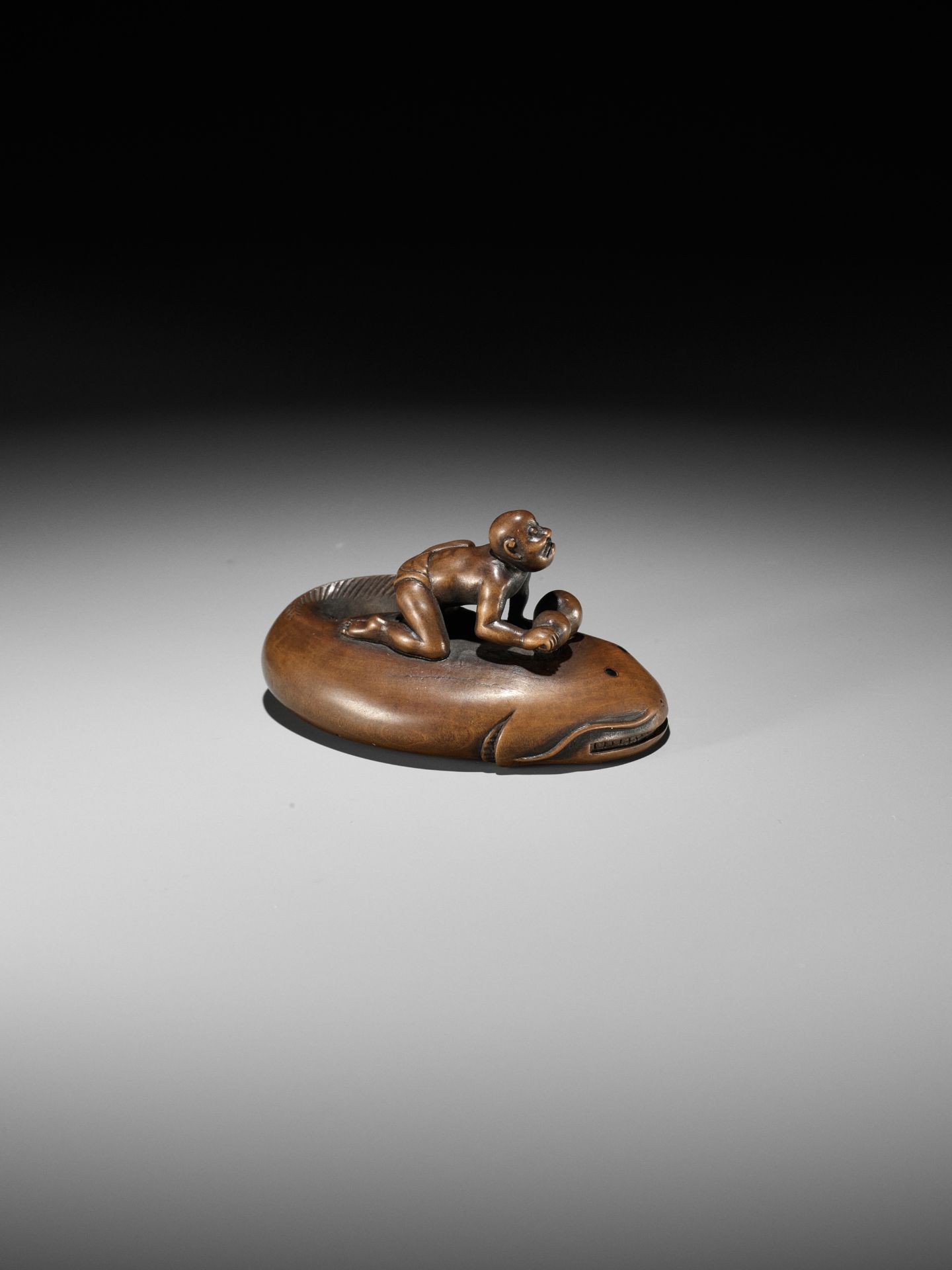 MUGAI: A RARE WOOD NETSUKE OF A BLIND FISHERMAN TAMING THE NAMAZU - Bild 8 aus 13