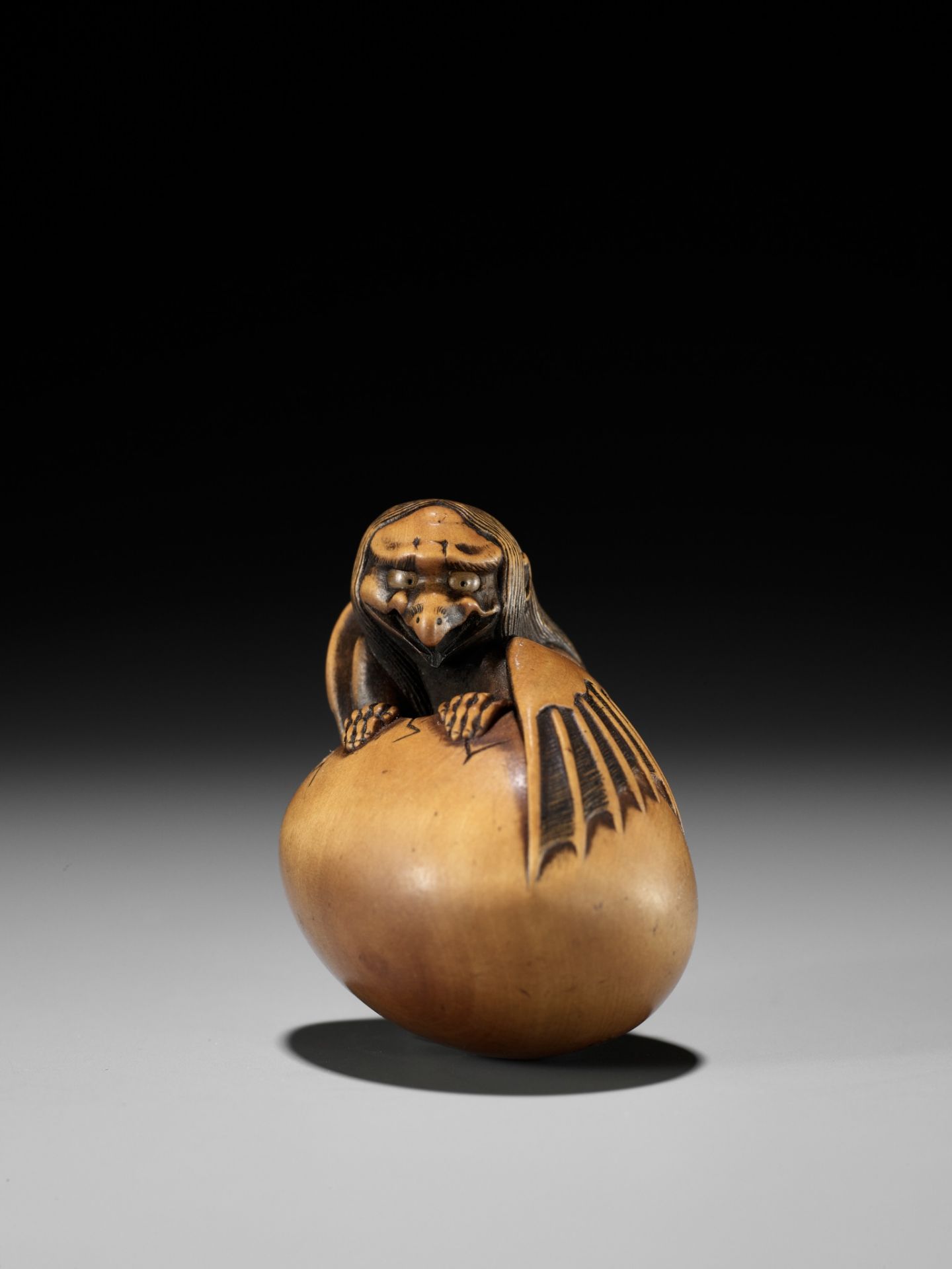 TOYOMASA: A SUPERB WOOD NETSUKE OF A HATCHING TENGU (TENGU NO TAMAGO) - Bild 21 aus 23