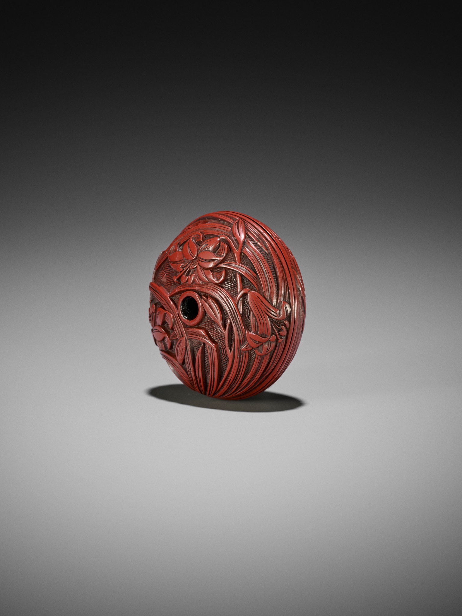 A FINE TSUISHU (CARVED RED LACQUER) MANJU NETSUKE WITH LILIES - Image 6 of 8